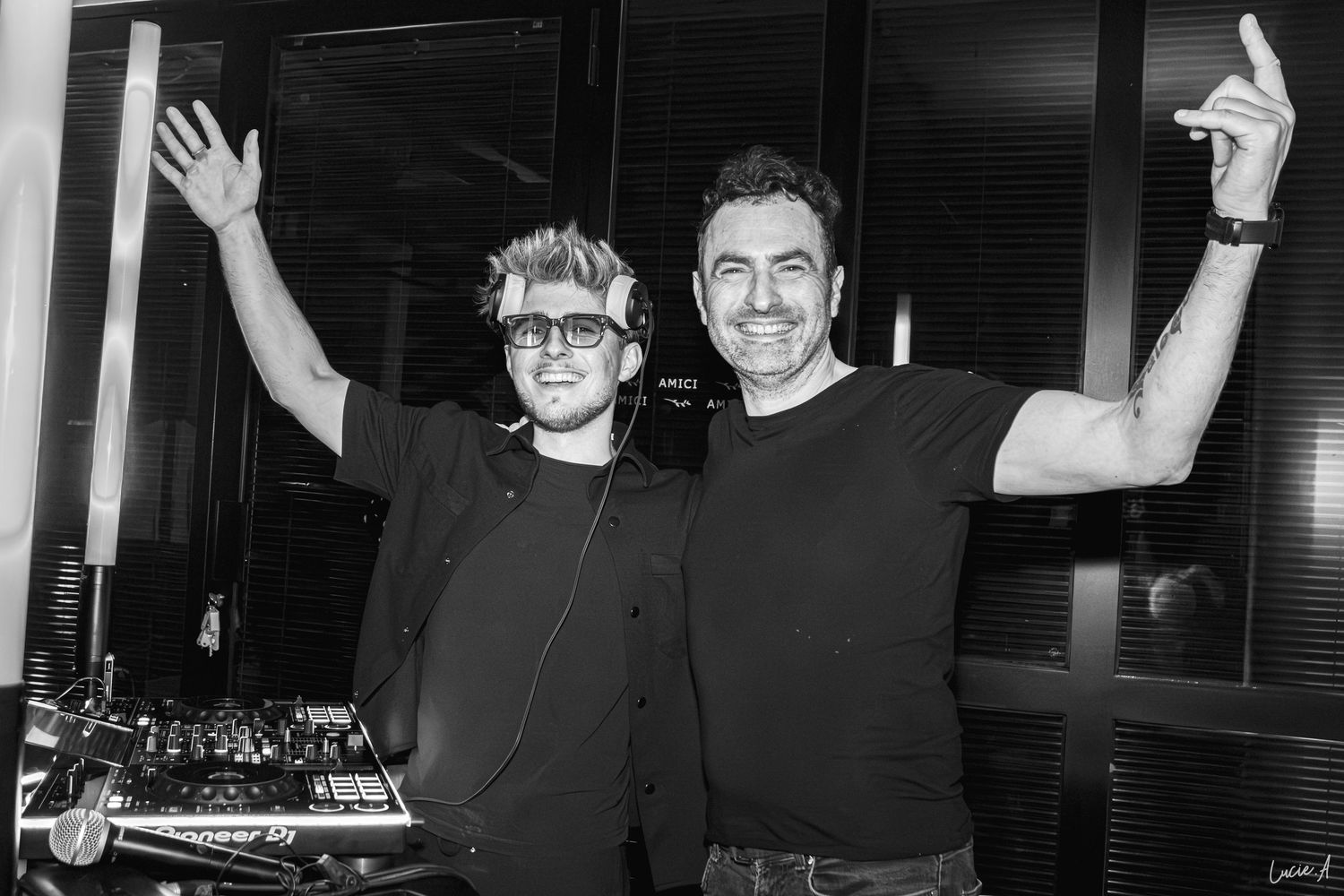 Portrait d'un DJ et d'un percusionniste lors d'une soirée