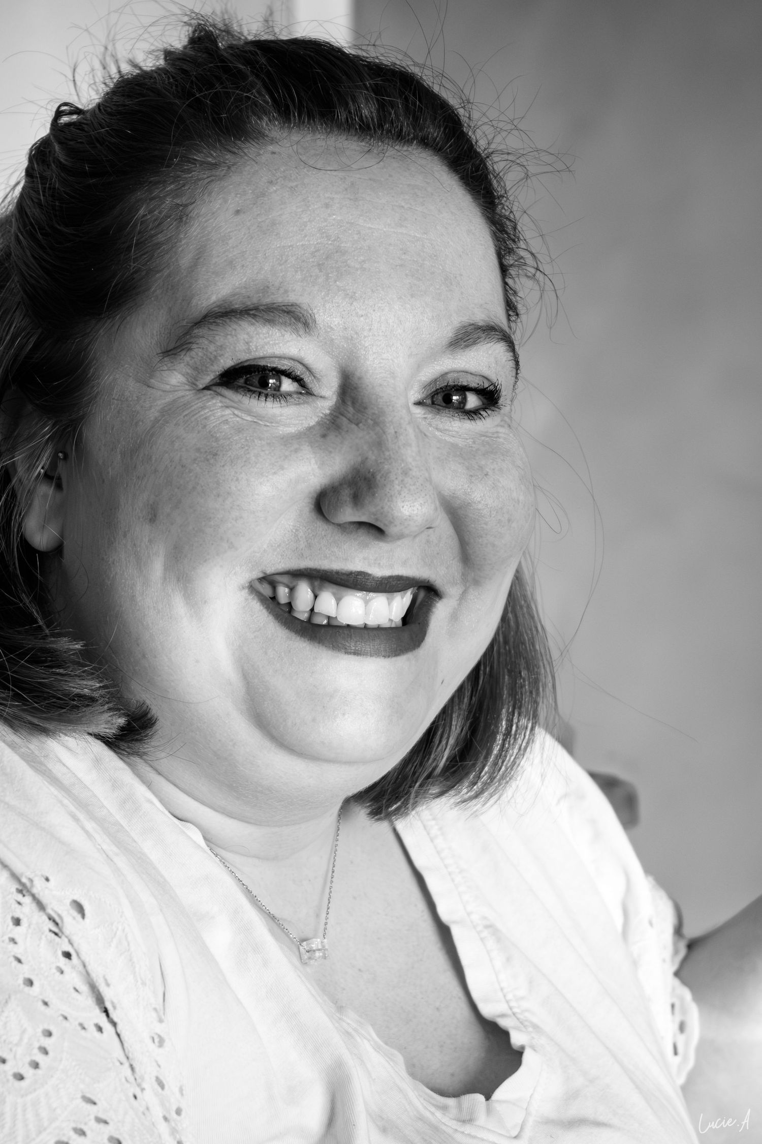 Portrait en noir et blanc d'une femme avec un trés joli sourire