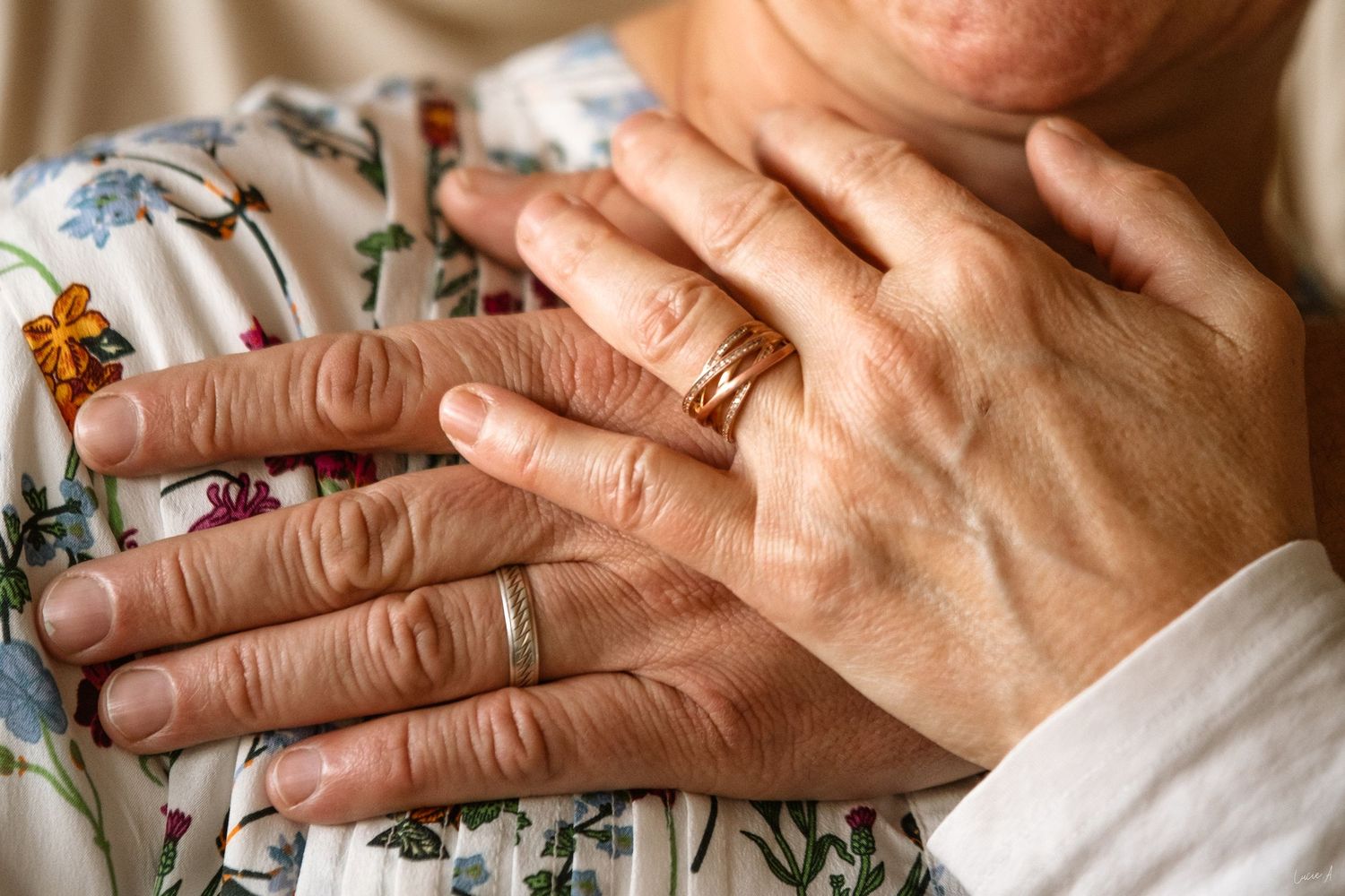 Gros plan couleur, lors d'une séance couple, les mains posées l'une sur l'autre, capté à Ronchin
