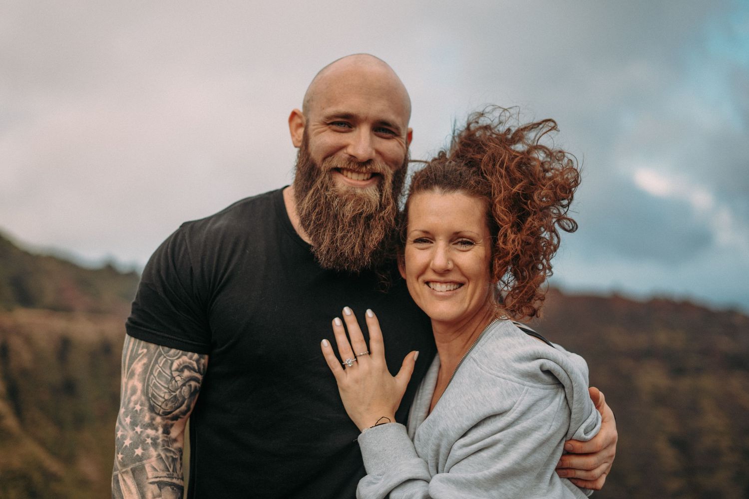 Kaua‘i engagement shoot on the Nā Pali Coast with romantic sunset beach photos, ocean views, and tropical Hawai‘i scenery.