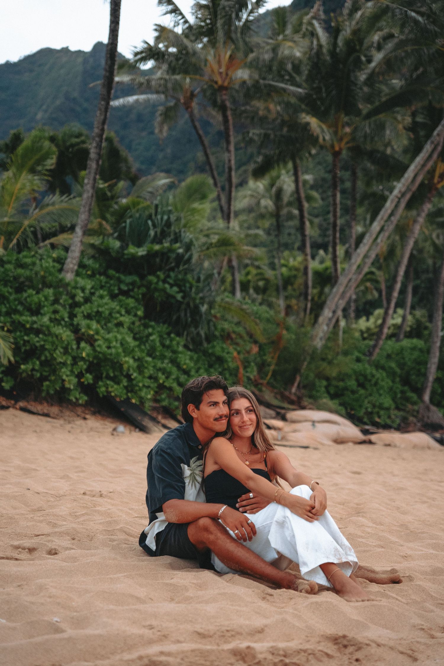 Kaua‘i couples photographer at Tunnels Beach capturing romantic sunset photos with ocean views and tropical Hawai‘i scenery. Engagement