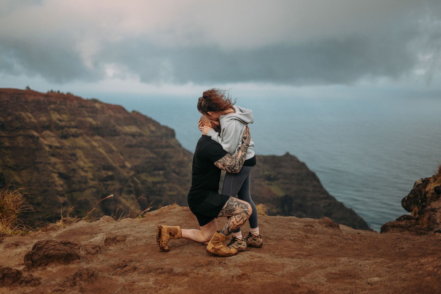 Kaua‘i engagement shoot on the Nā Pali Coast with romantic sunset beach photos, ocean views, and tropical Hawai‘i scenery.