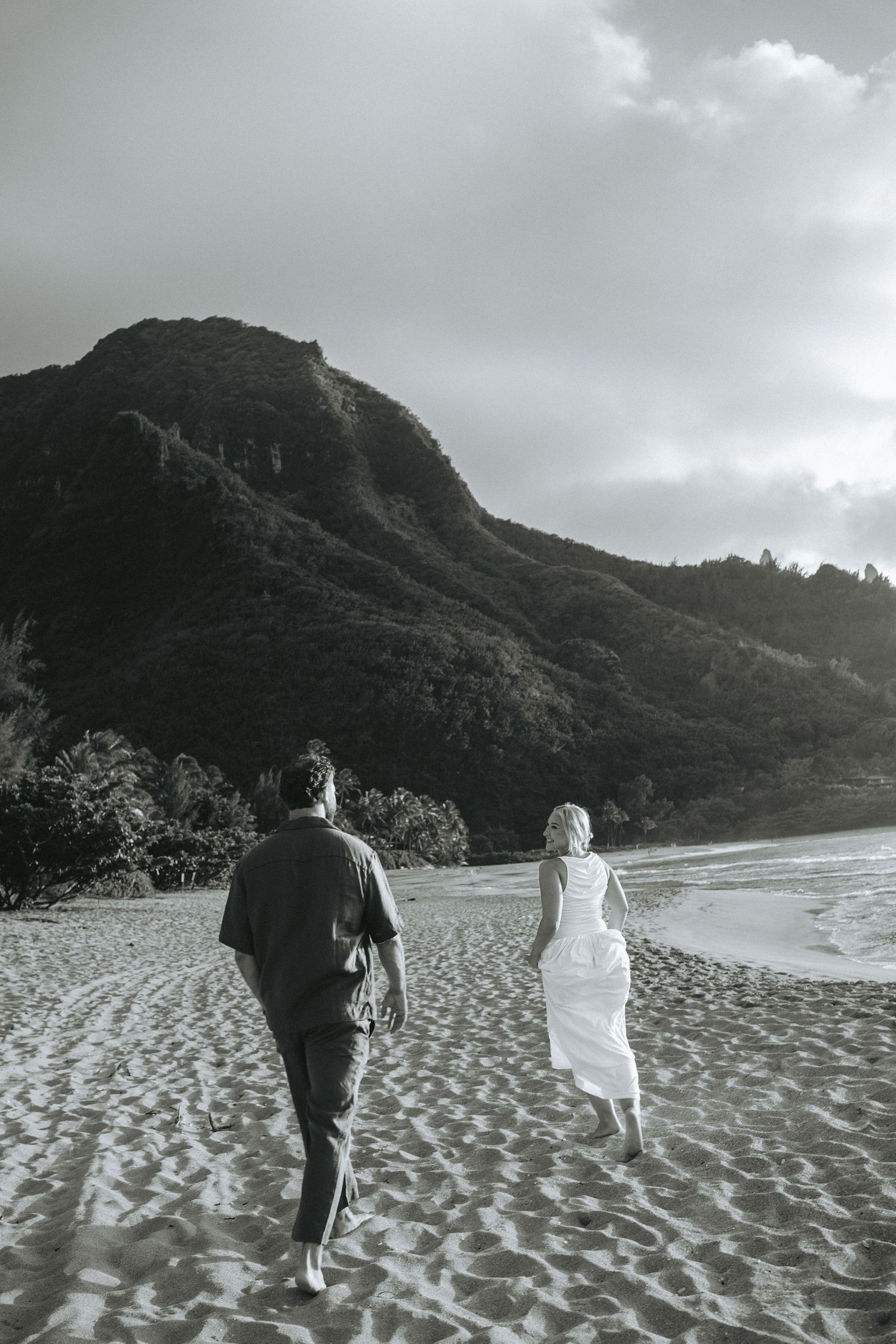 Kaua‘i couples photographer at Tunnels Beach capturing romantic sunset photos with ocean views and tropical Hawai‘i scenery. Engagement