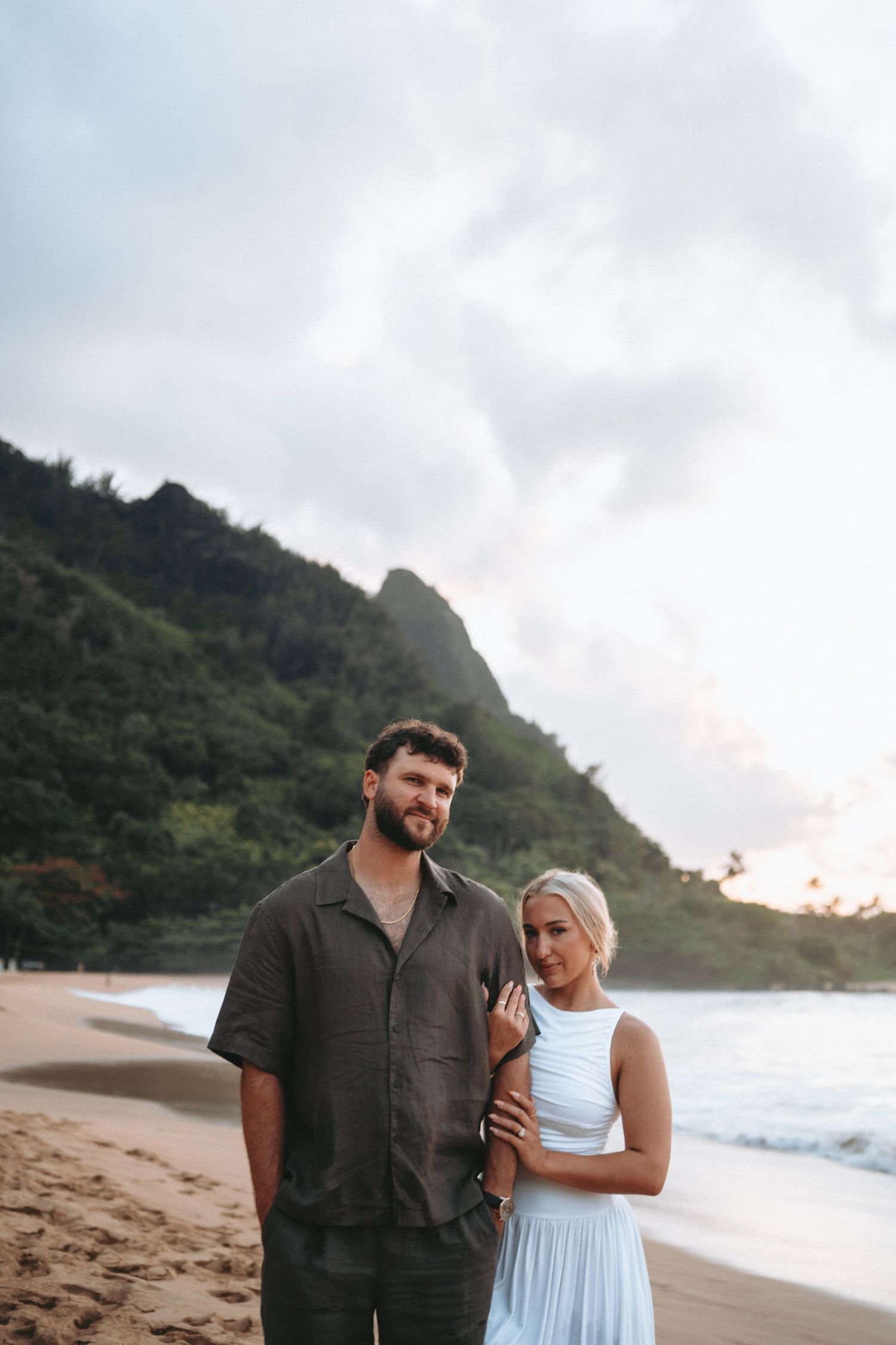 Kaua‘i couples photographer at Tunnels Beach capturing romantic sunset photos with ocean views and tropical Hawai‘i scenery.