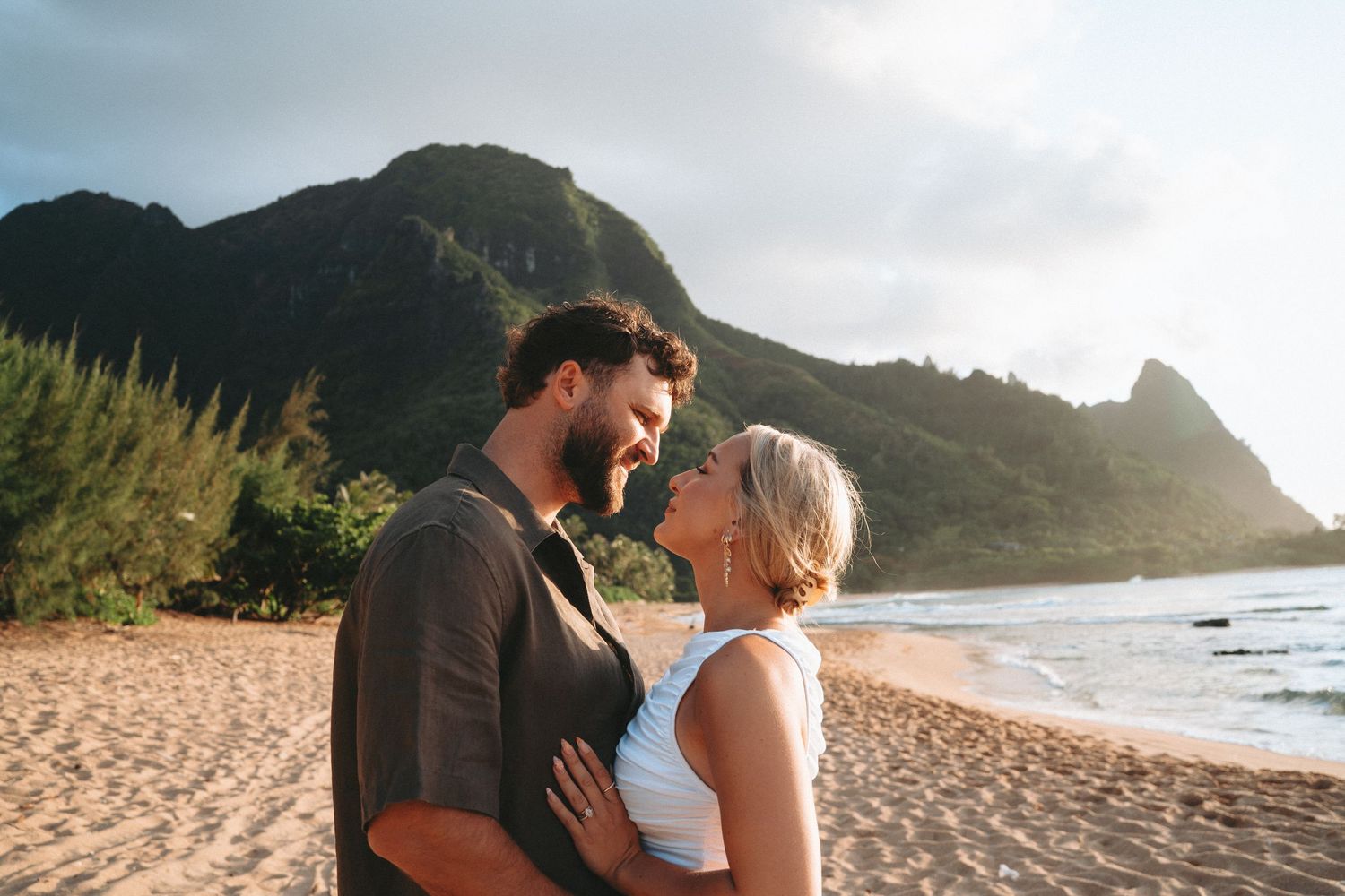 Kaua‘i couples photographer at Tunnels Beach capturing romantic sunset photos with ocean views and tropical Hawai‘i scenery.