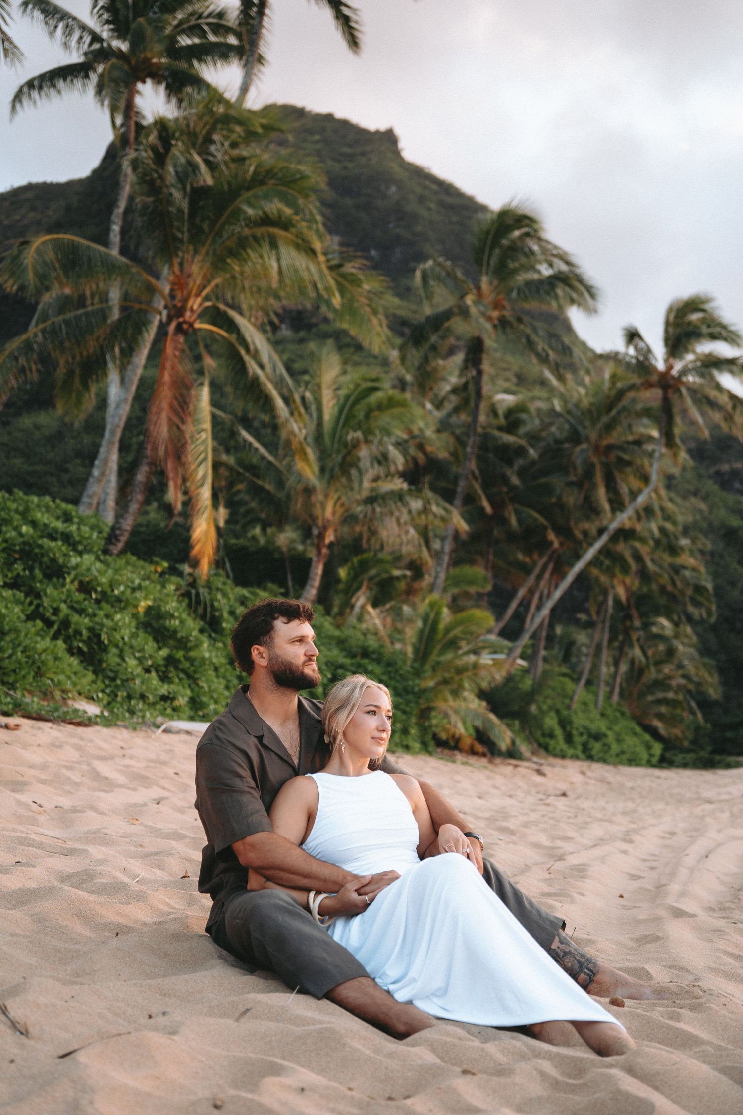 Kaua‘i couples photographer at Tunnels Beach capturing romantic sunset photos with ocean views and tropical Hawai‘i scenery. Engagement