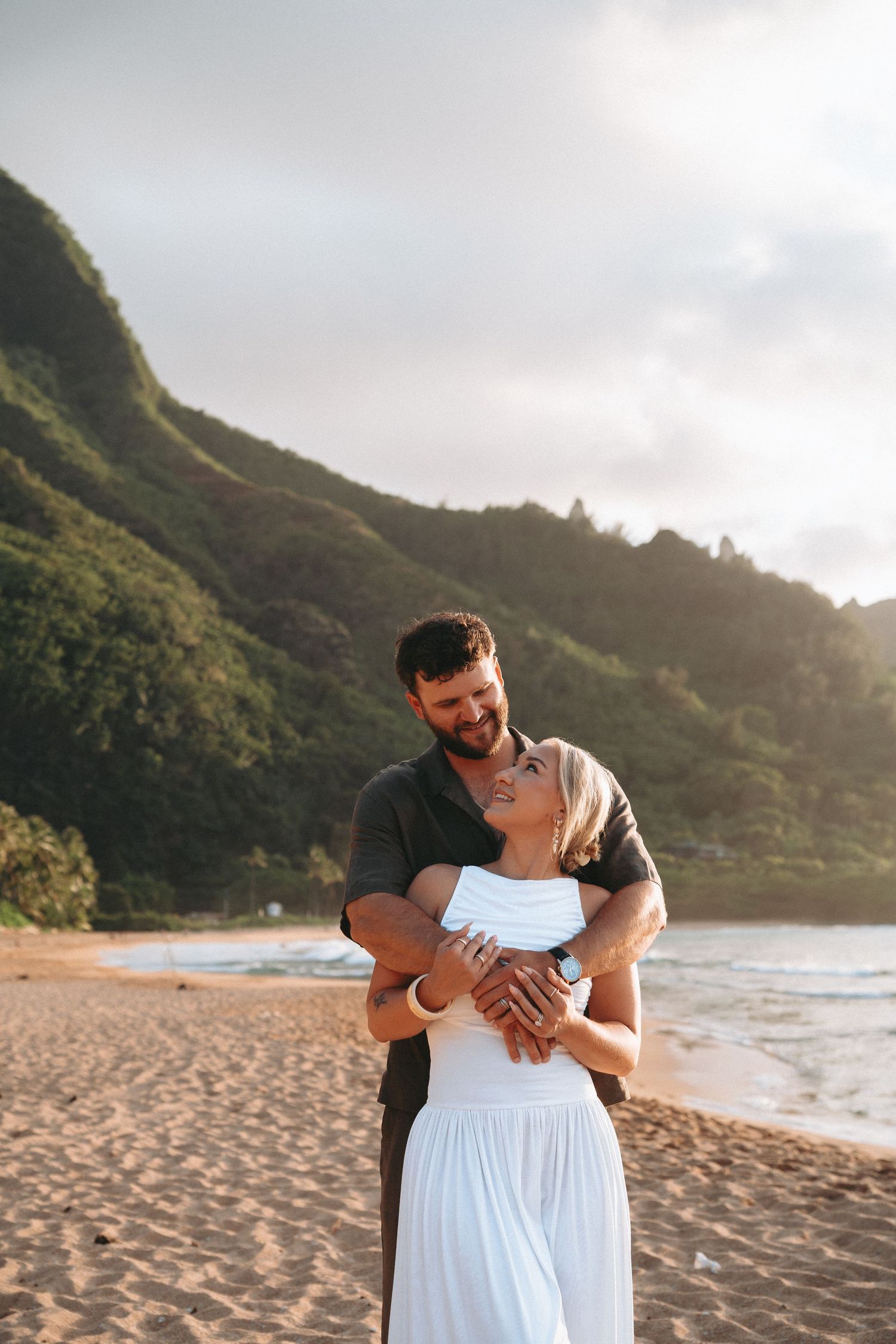 Kaua‘i couples photographer at Tunnels Beach capturing romantic sunset photos with ocean views and tropical Hawai‘i scenery. Engagement