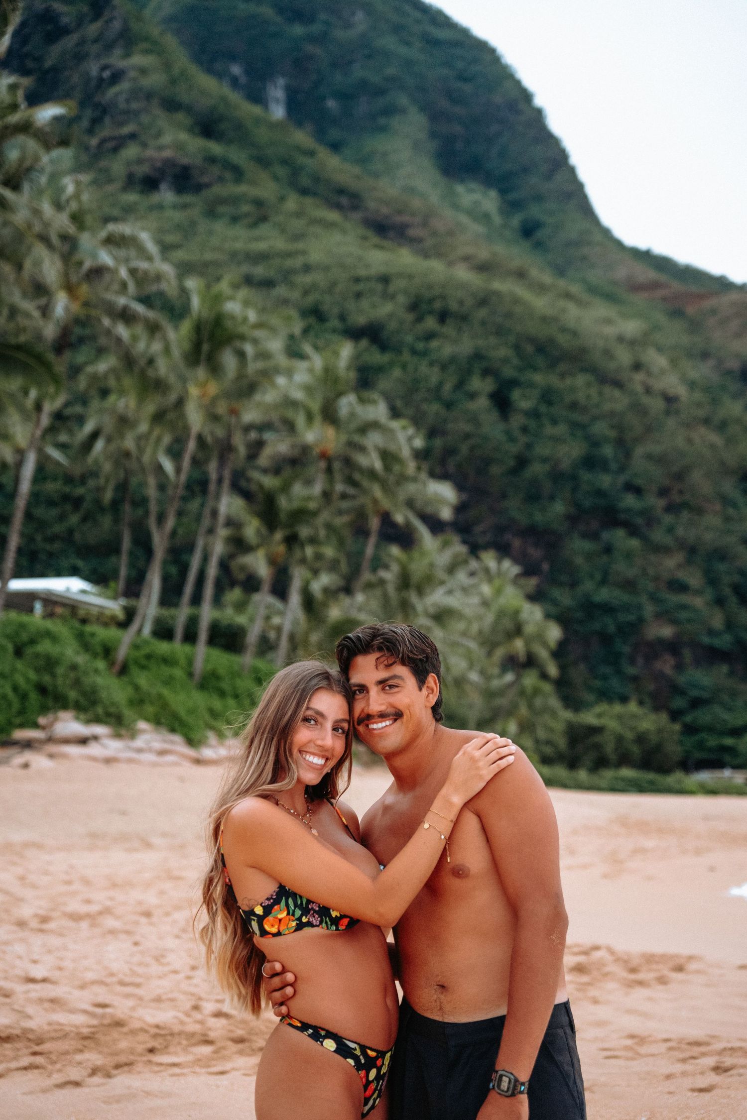 Kauai couples photographer at Tunnels Beach, notrh shore, Kauai, Hawaii