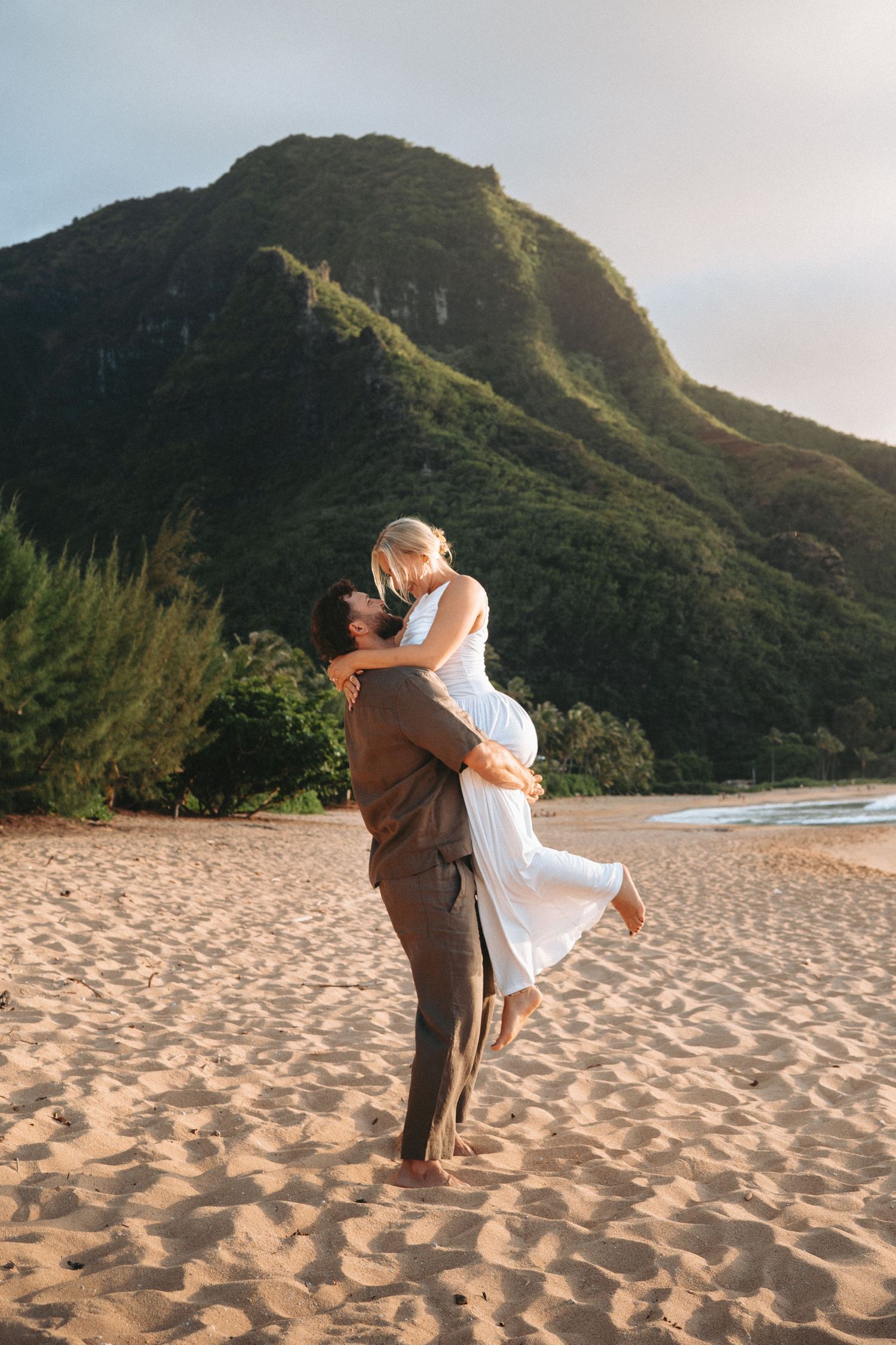 Kaua‘i couples photographer at Tunnels Beach capturing romantic sunset photos with ocean views and tropical Hawai‘i scenery.