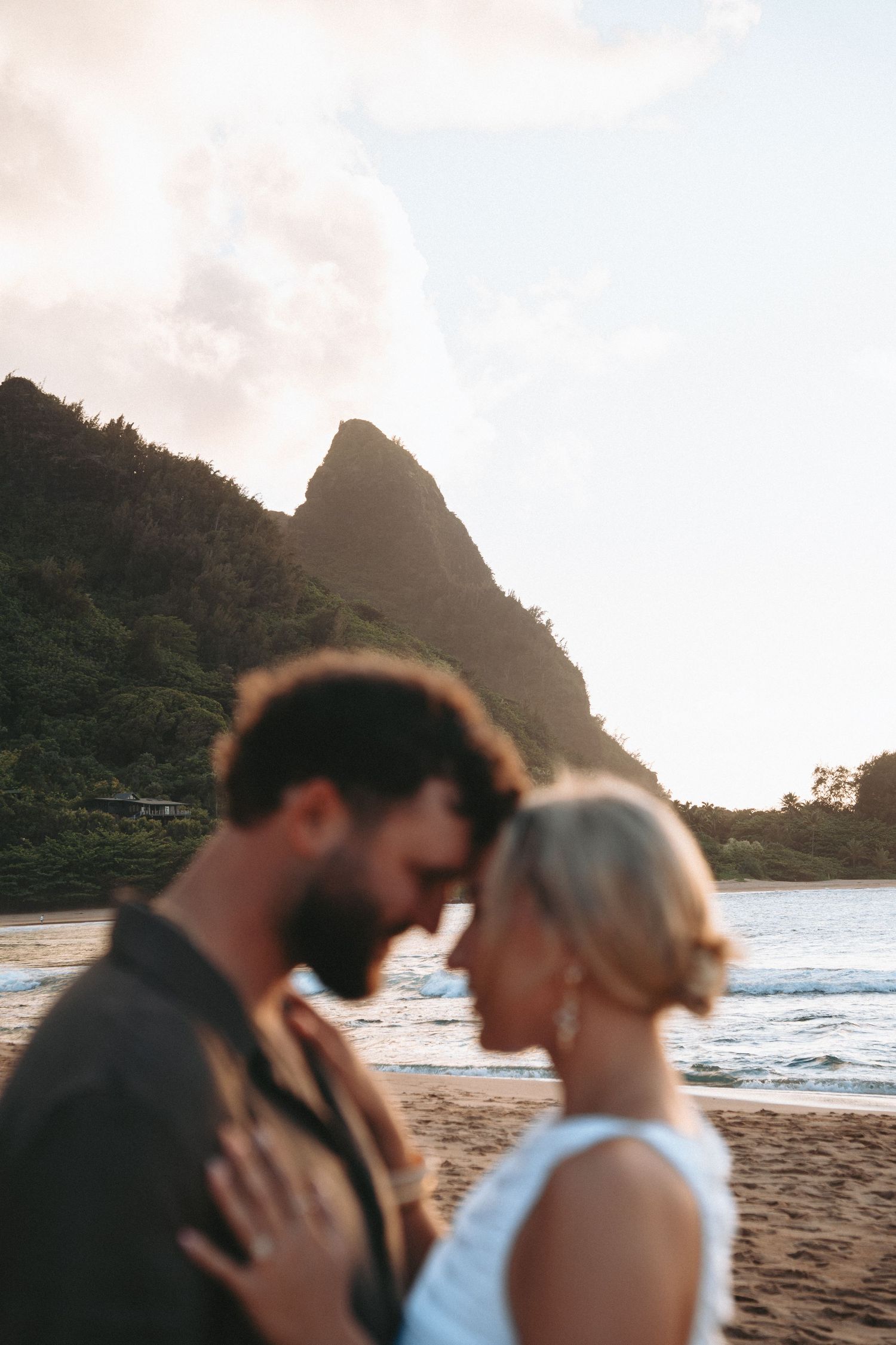 Kaua‘i couples photographer at Tunnels Beach capturing romantic sunset photos with ocean views and tropical Hawai‘i scenery. Engagement