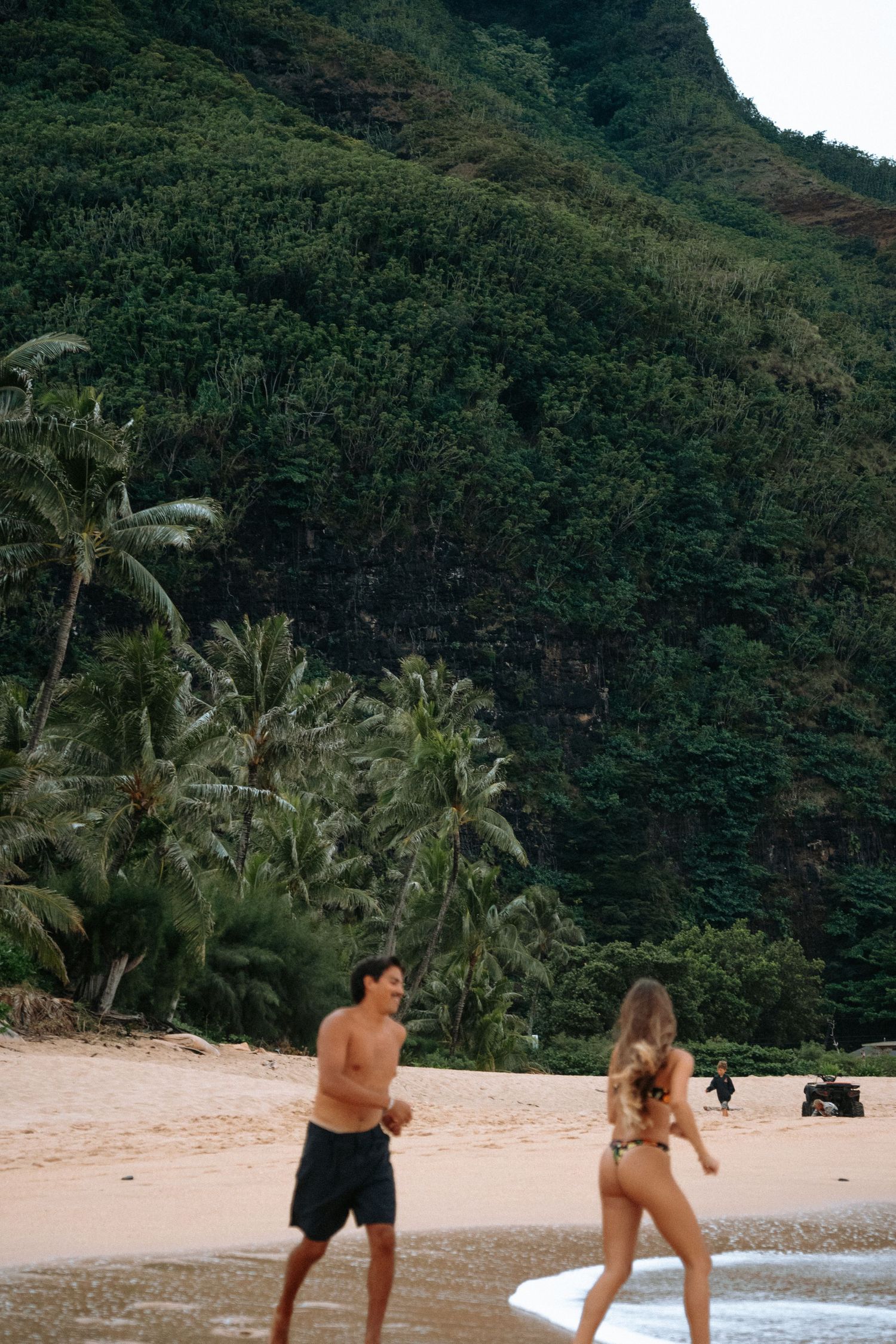 Kaua‘i couples photographer at Tunnels Beach capturing romantic sunset photos with ocean views and tropical Hawai‘i scenery. Engagement