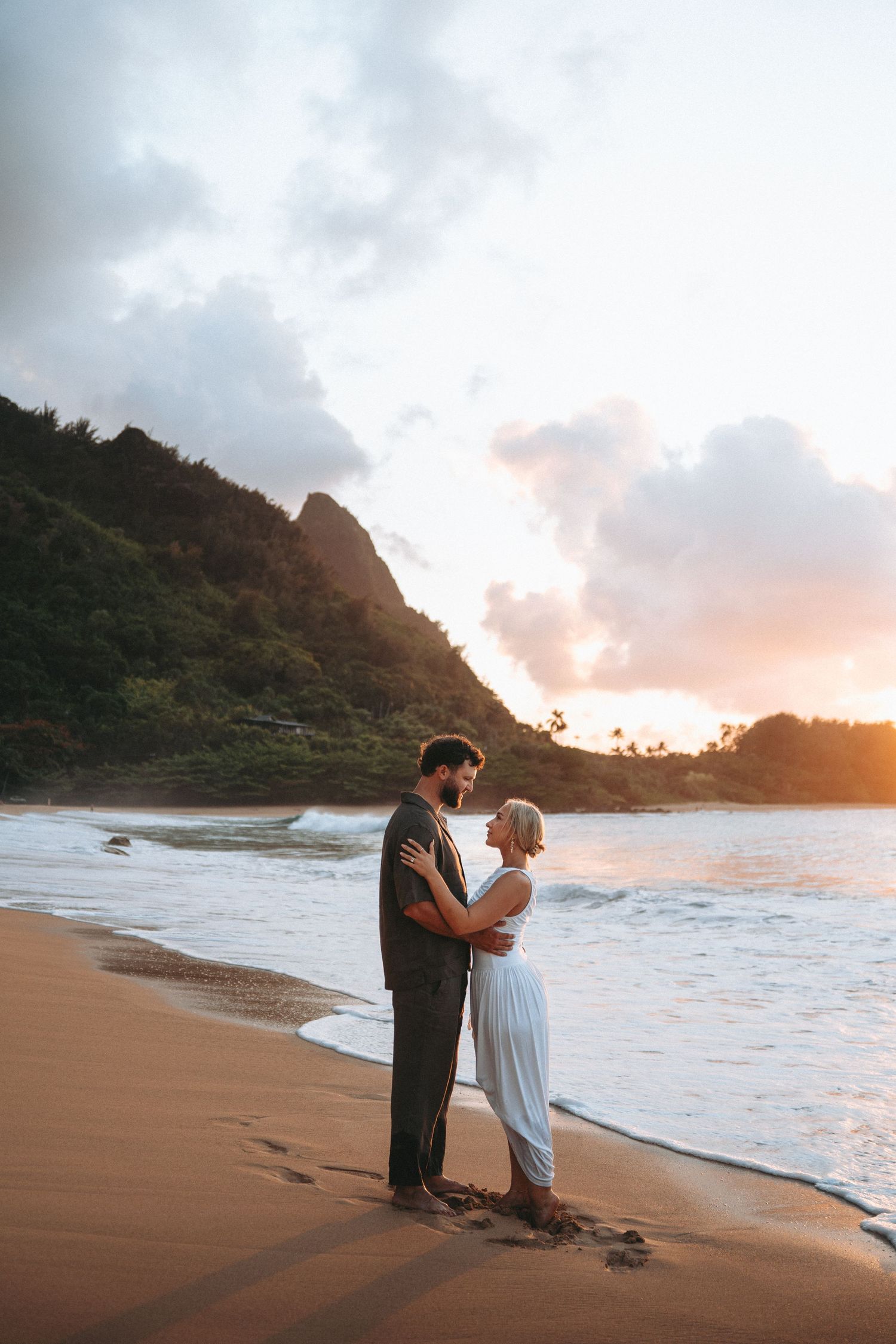 Kaua‘i couples photographer at Tunnels Beach capturing romantic sunset photos with ocean views and tropical Hawai‘i scenery. Engagement