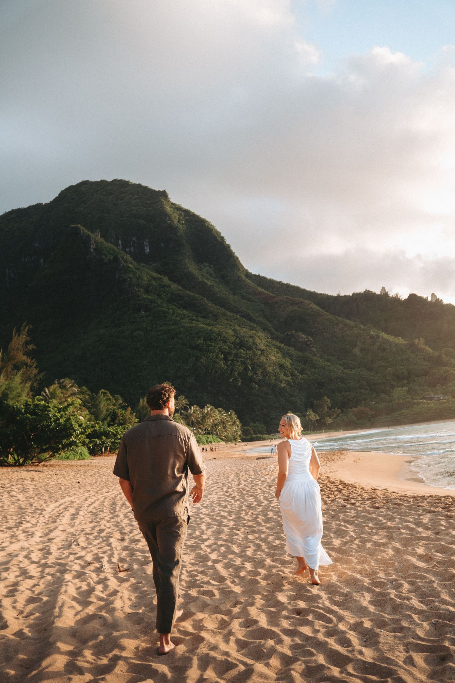 Kaua‘i couples photographer at Tunnels Beach capturing romantic sunset photos with ocean views and tropical Hawai‘i scenery. Engagement