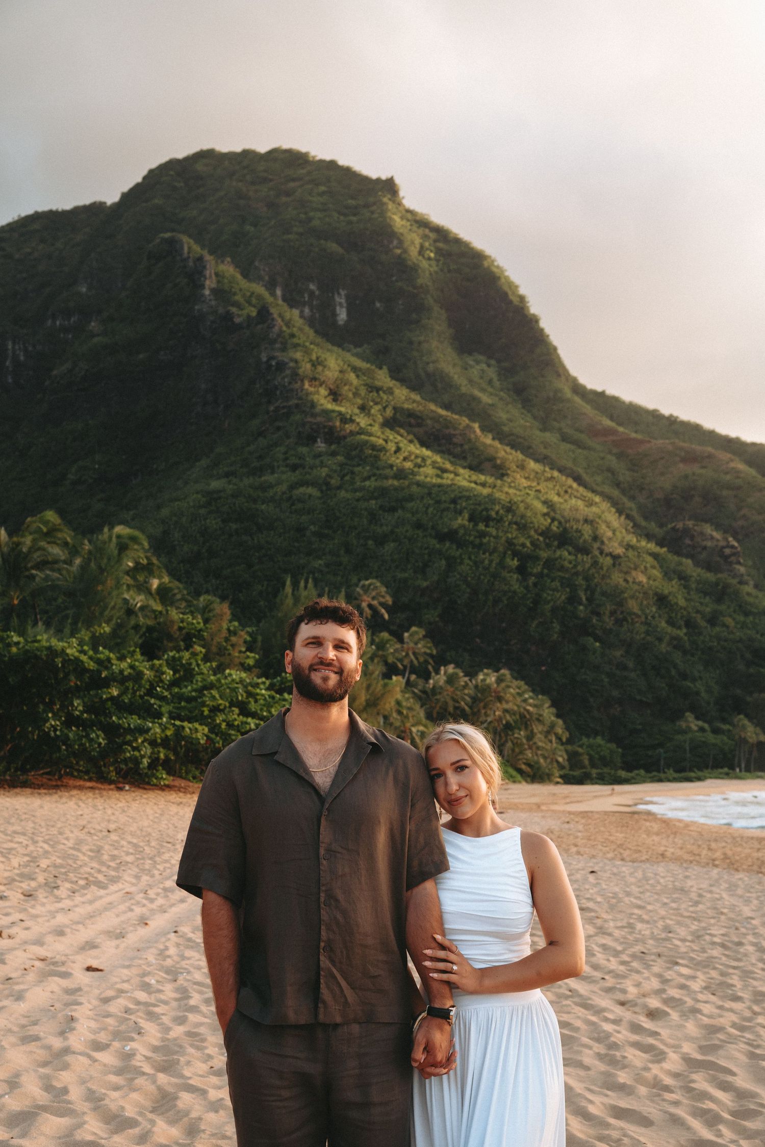 Kaua‘i couples photographer at Tunnels Beach capturing romantic sunset photos with ocean views and tropical Hawai‘i scenery.