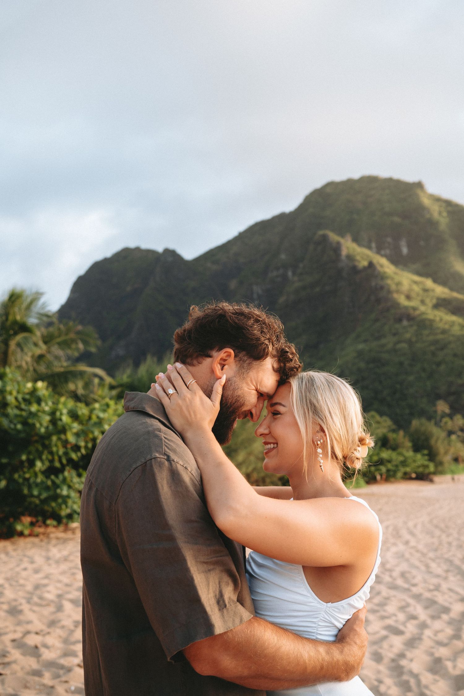 Kaua‘i couples photographer at Tunnels Beach capturing romantic sunset photos with ocean views and tropical Hawai‘i scenery. Engagement