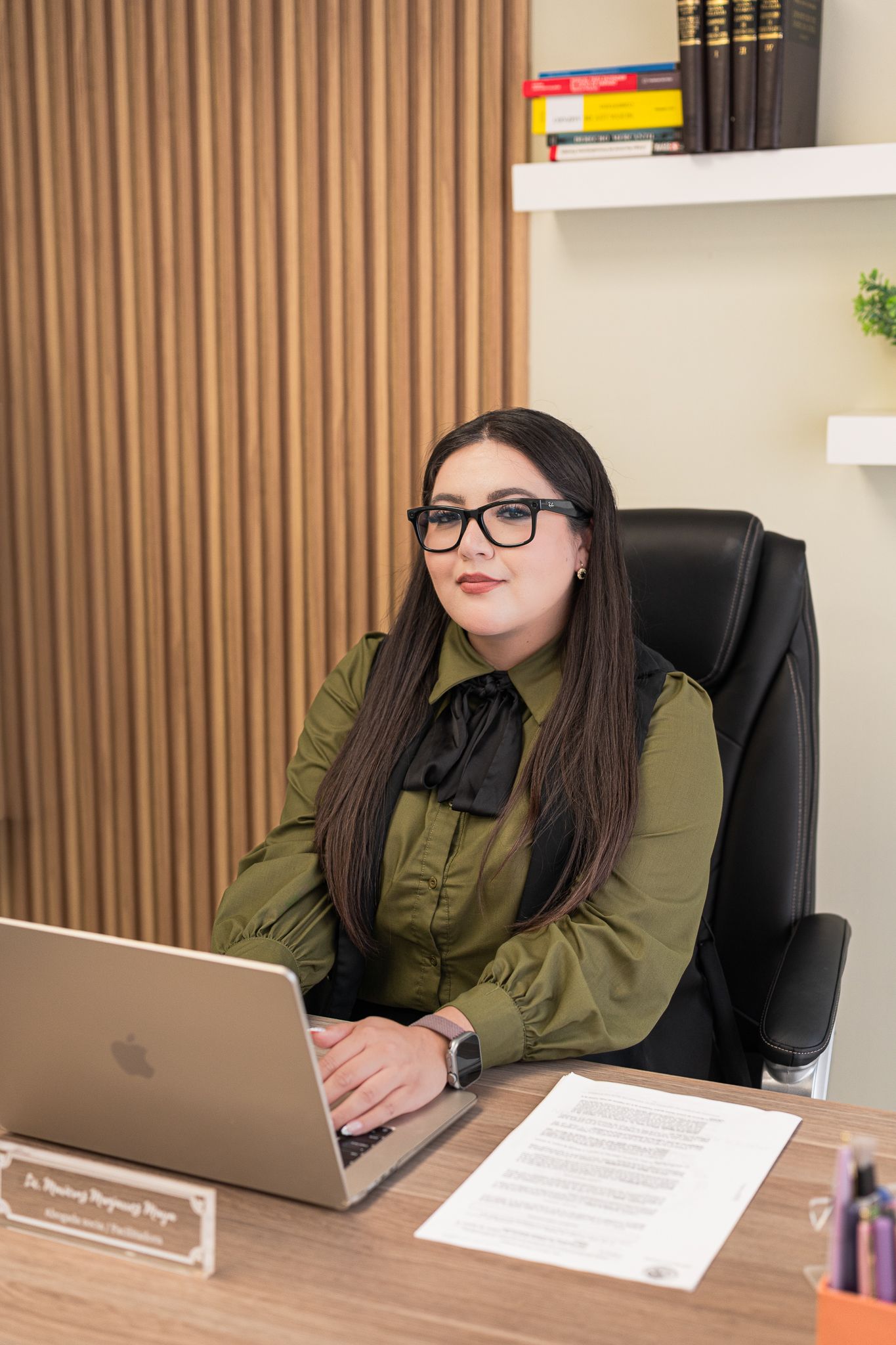 Profesional de Mediación ABC y Servicios Legales trabajando en la revisión de documentos y asuntos jurídicos.