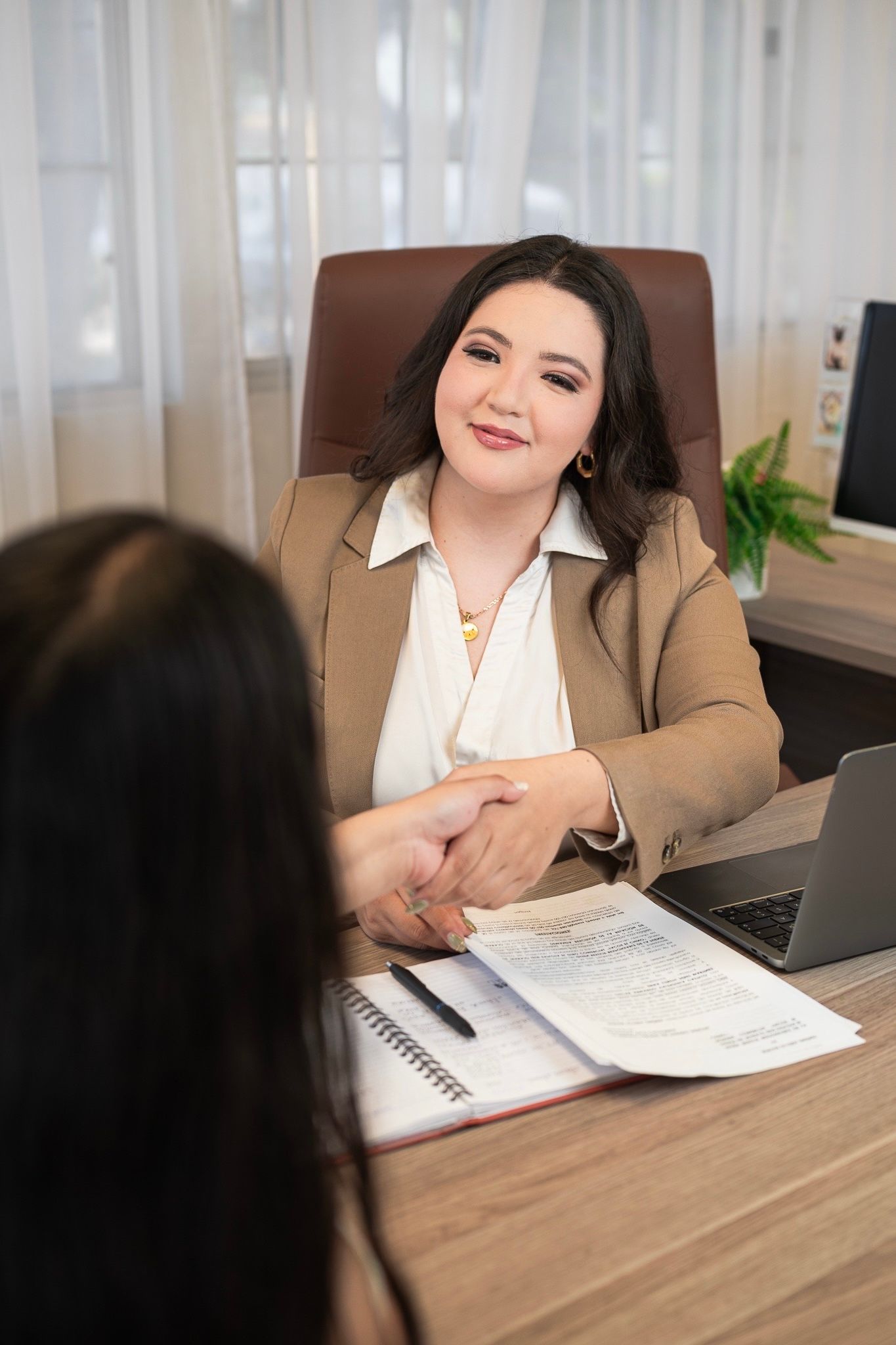 La Lic. Maricruz Manjarrez brinda atención profesional durante una consulta jurídica en Mediación ABC y Servicios Legales.