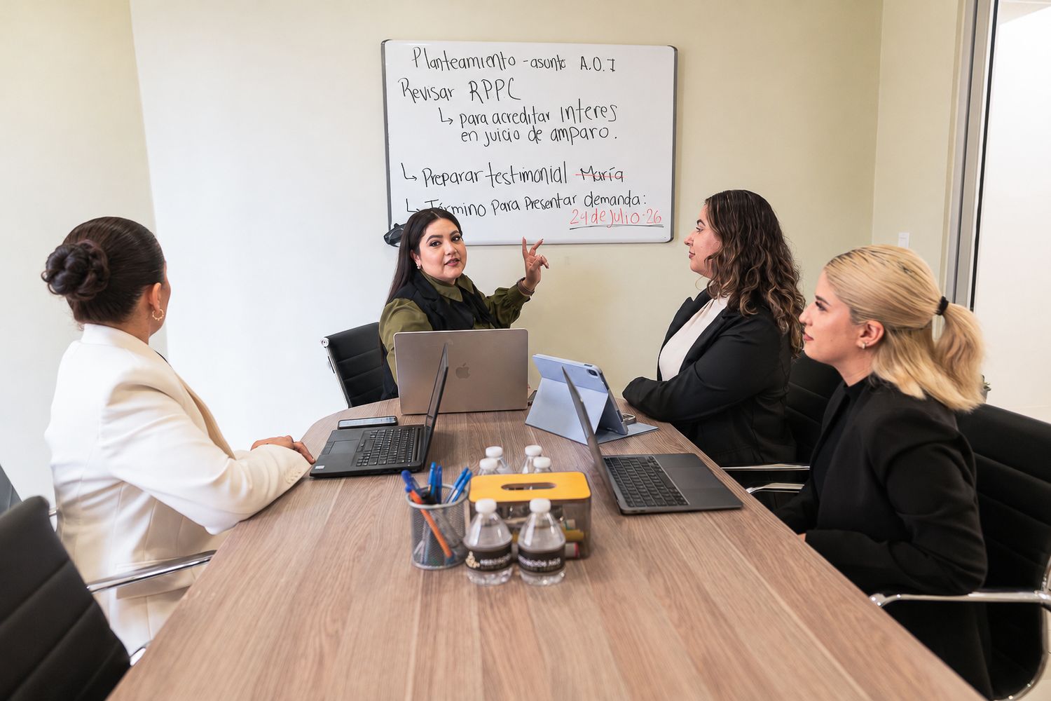Reunión de trabajo de Mediación ABC y Servicios Legales para coordinar tareas y analizar asuntos profesionales.