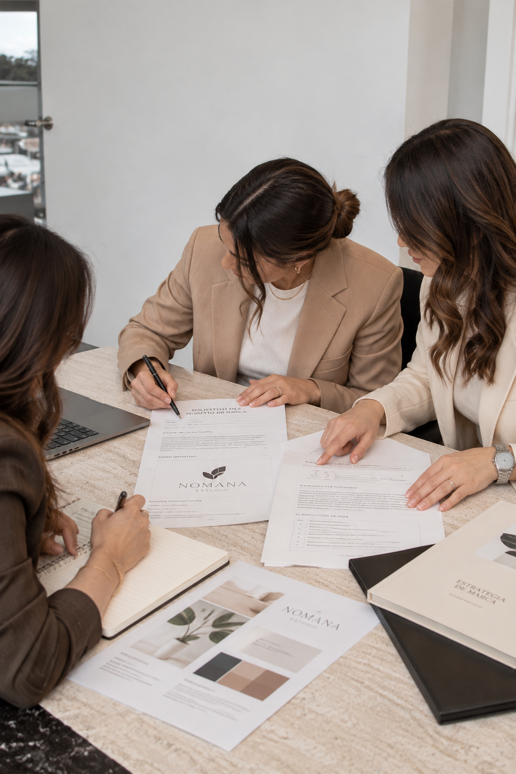 Profesionales revisando documentos y estrategias de marca para orientar su protección jurídica y registro comercial.