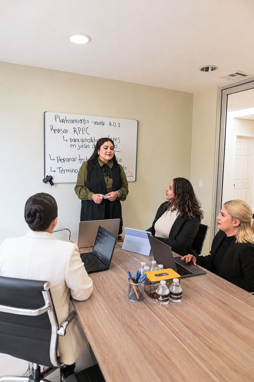 Equipo de profesionales de Mediación ABC y Servicios Legales en una reunión de trabajo y análisis estratégico.