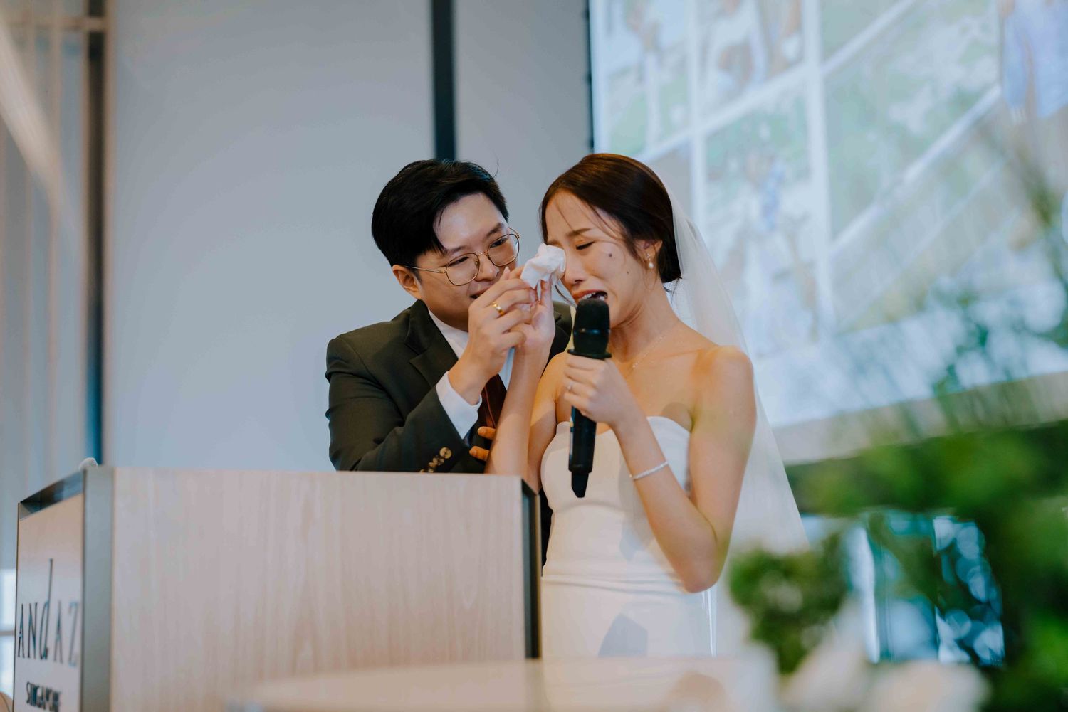 emotional moments at a wedding in andaz hotel glasshouse