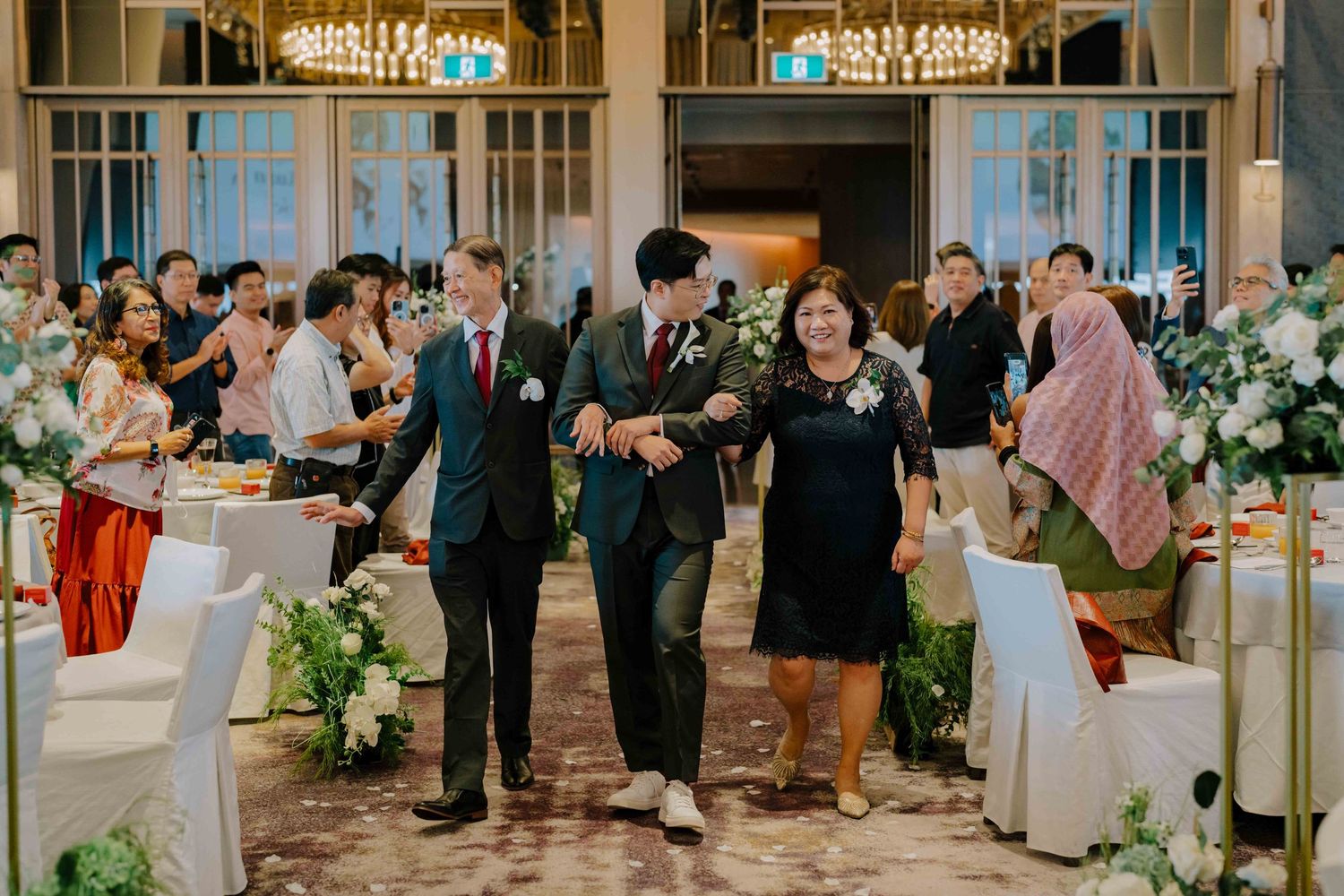 wedding photos at the glasshouse in andaz hotel hyatt singapore