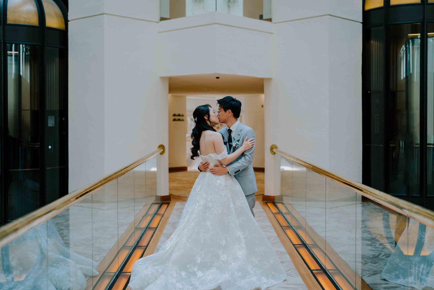 modern and classic wedding at conrad singapore orchard hotel