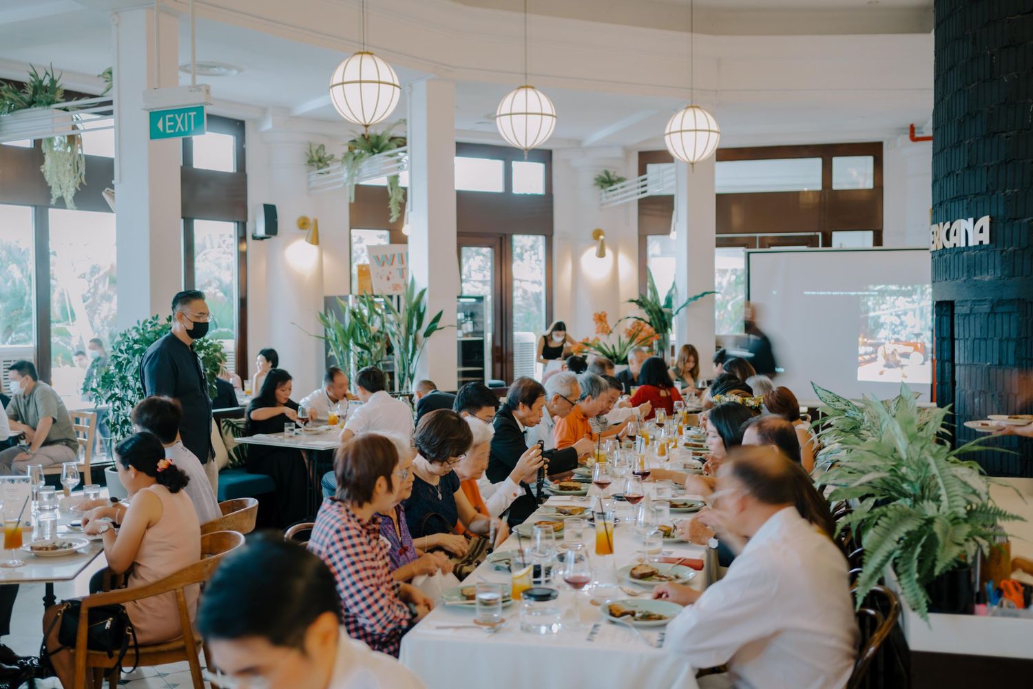 beach sunset wedding dinner at sentosa island in singapore, captured by annopano
