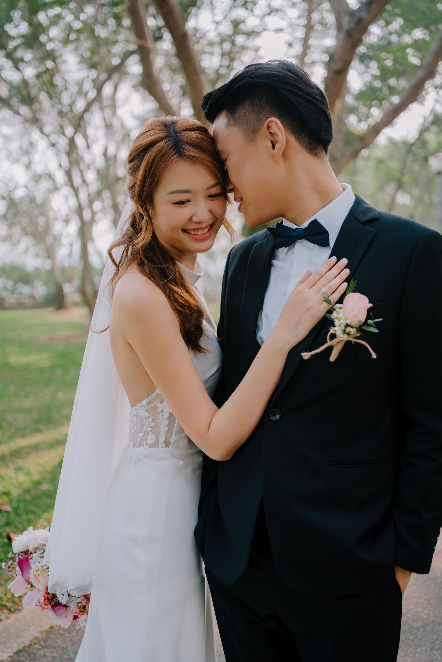 bedok reservoir outdoor couple photoshoot