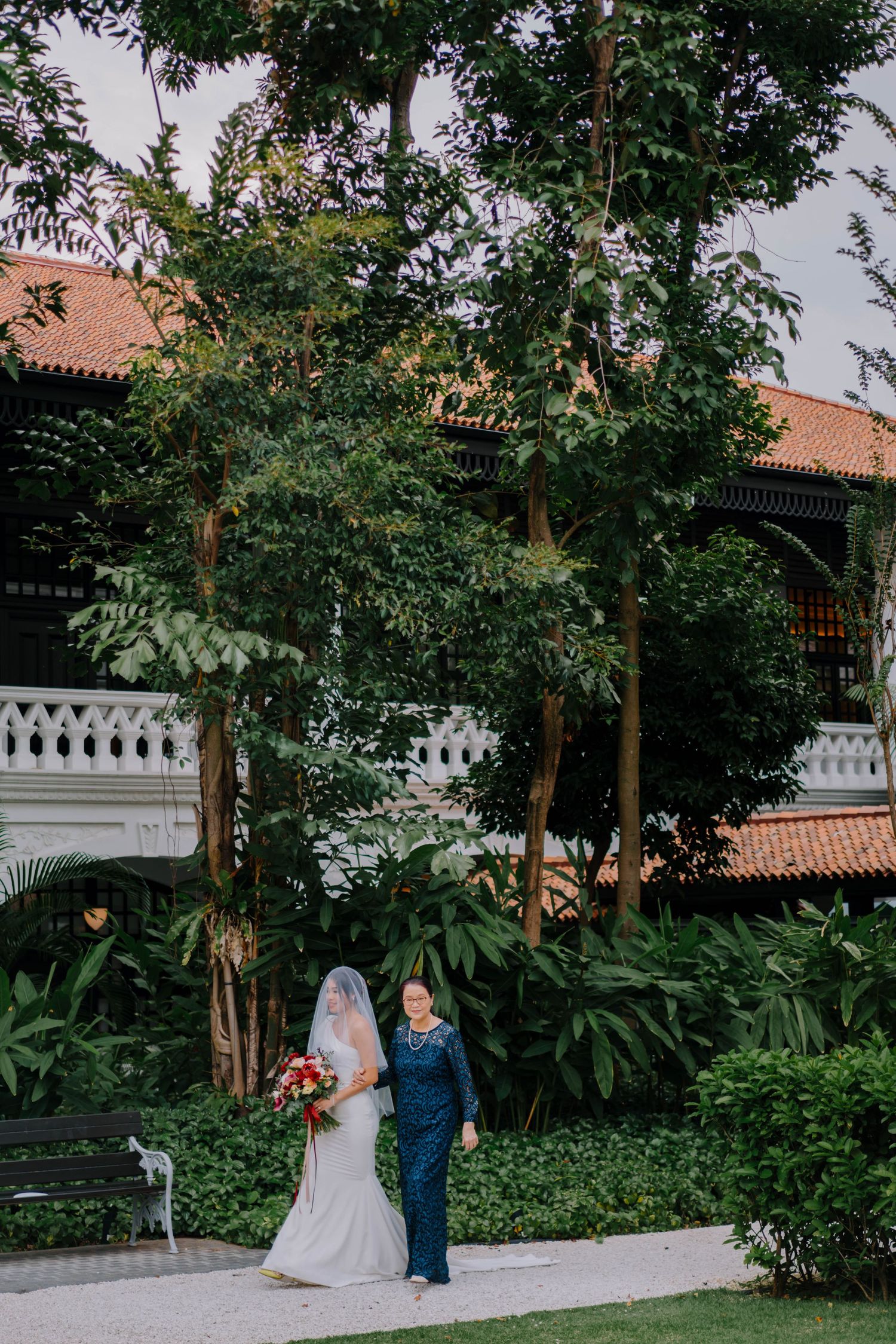 wedding at raffles hotel lawn