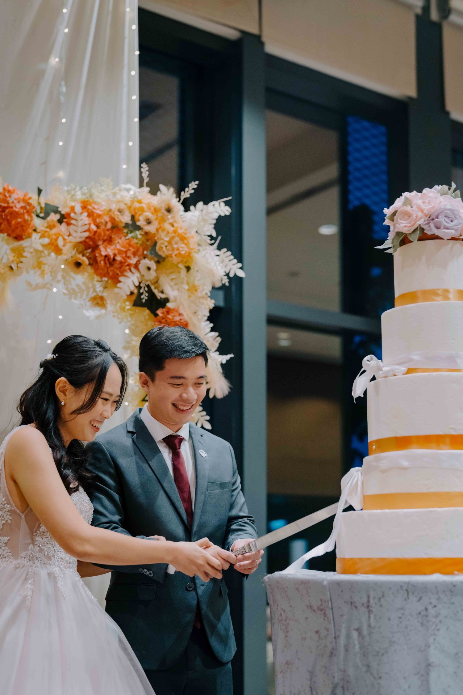 bride and groom cut wedding cake at one farrer hotel singapore