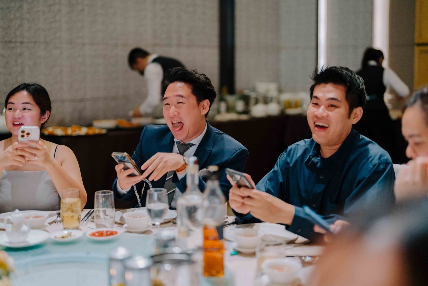 guests playing kahoot at sofitel wedding singapore