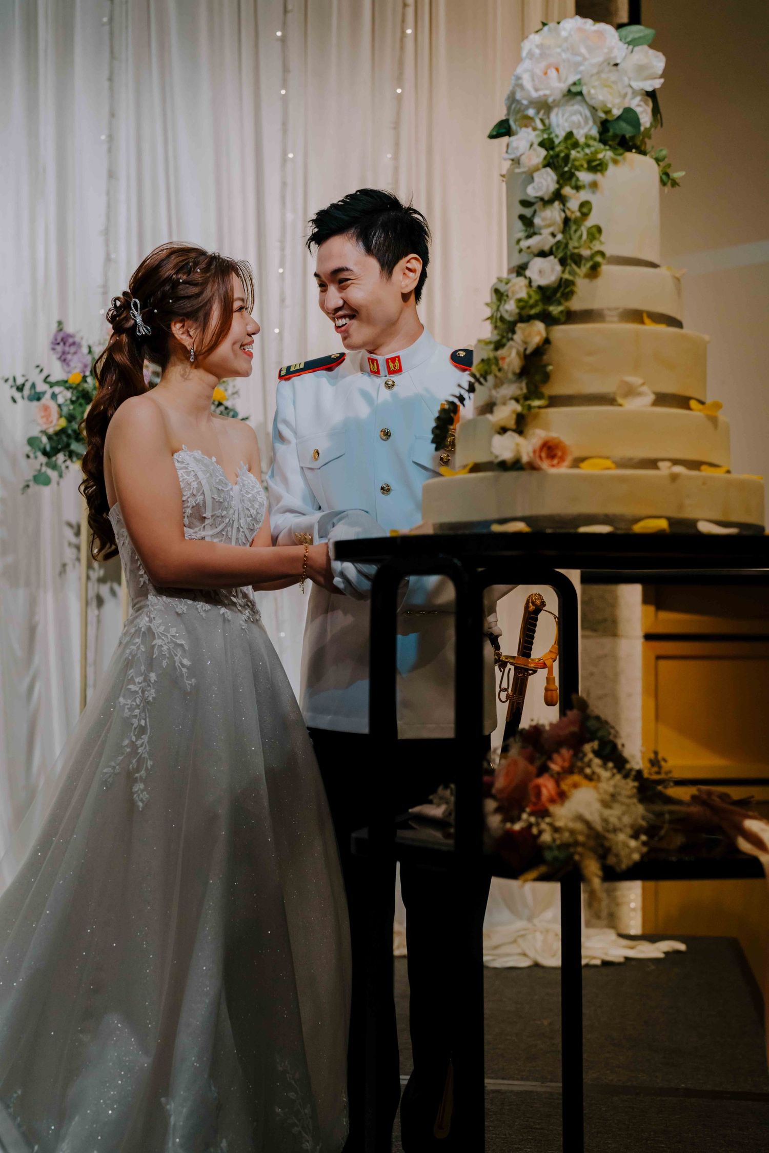 newlywed cutting wedding cake at sofitel hotel singapore