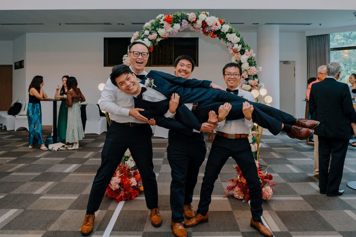groom and his groomsmen take a group photo