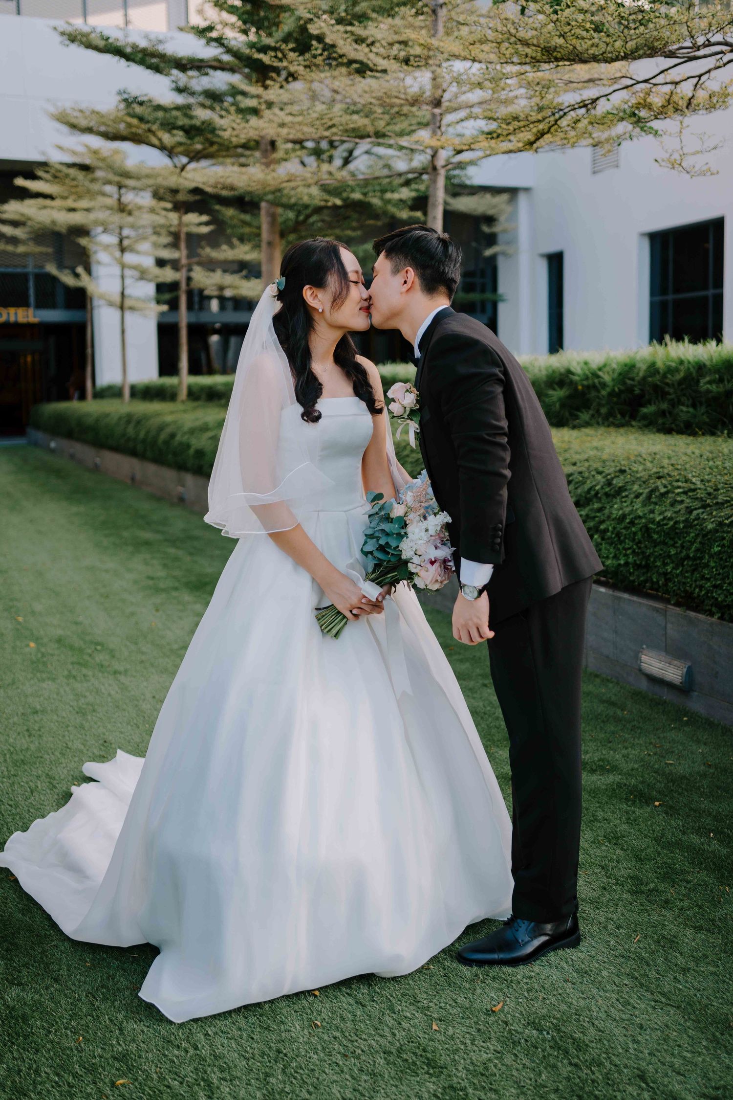 minimalist bride and groom at microwedding singapore