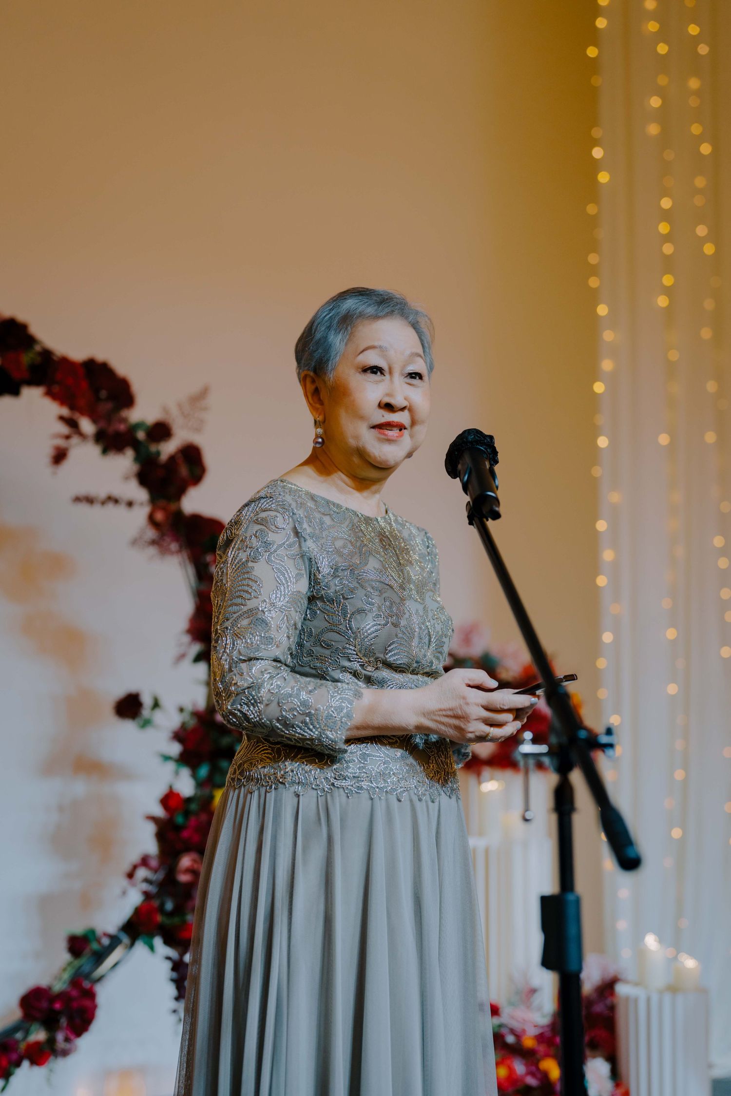 bride's mother giving a speech to the newlywed