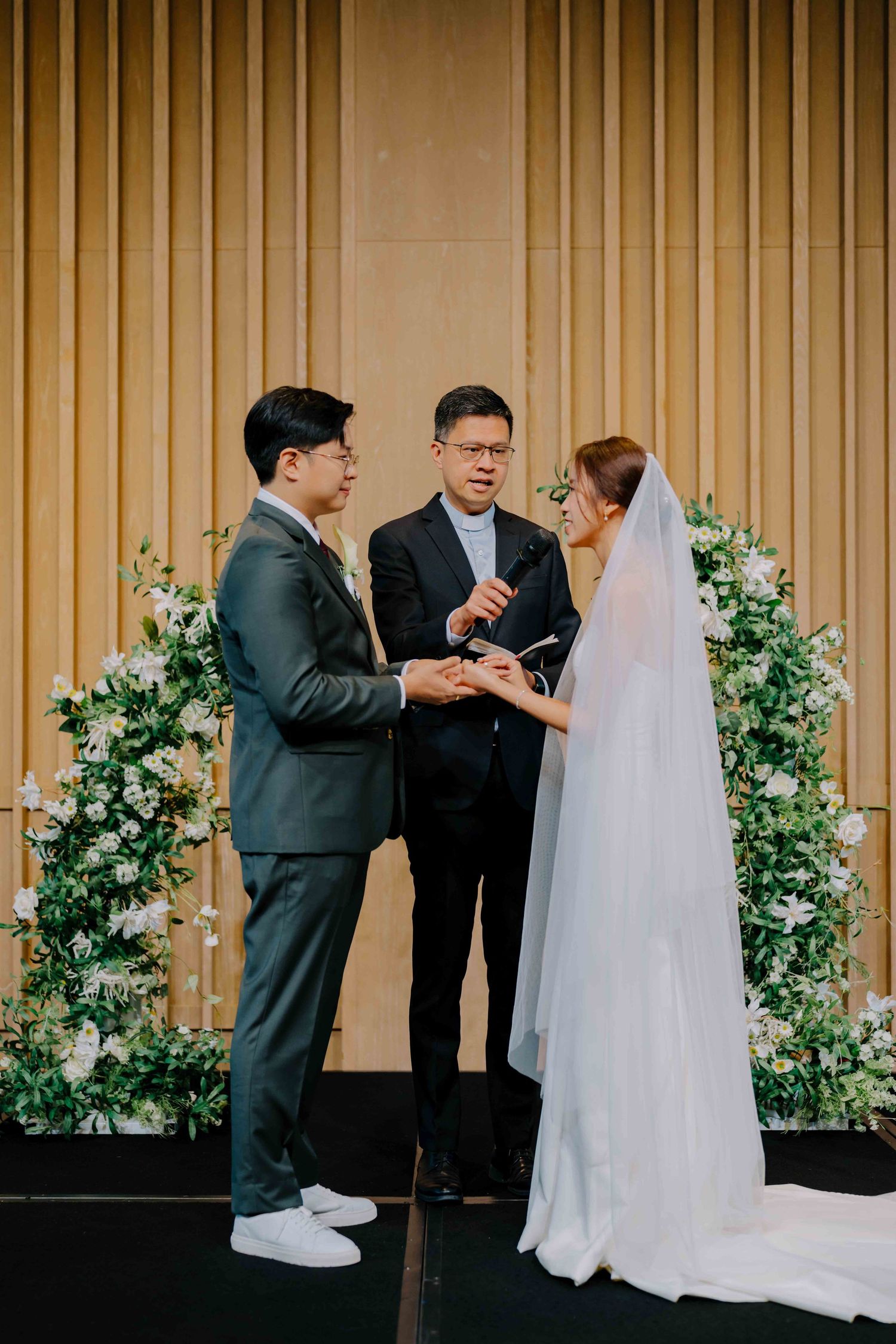 wedding photos at andaz hotel glasshouse