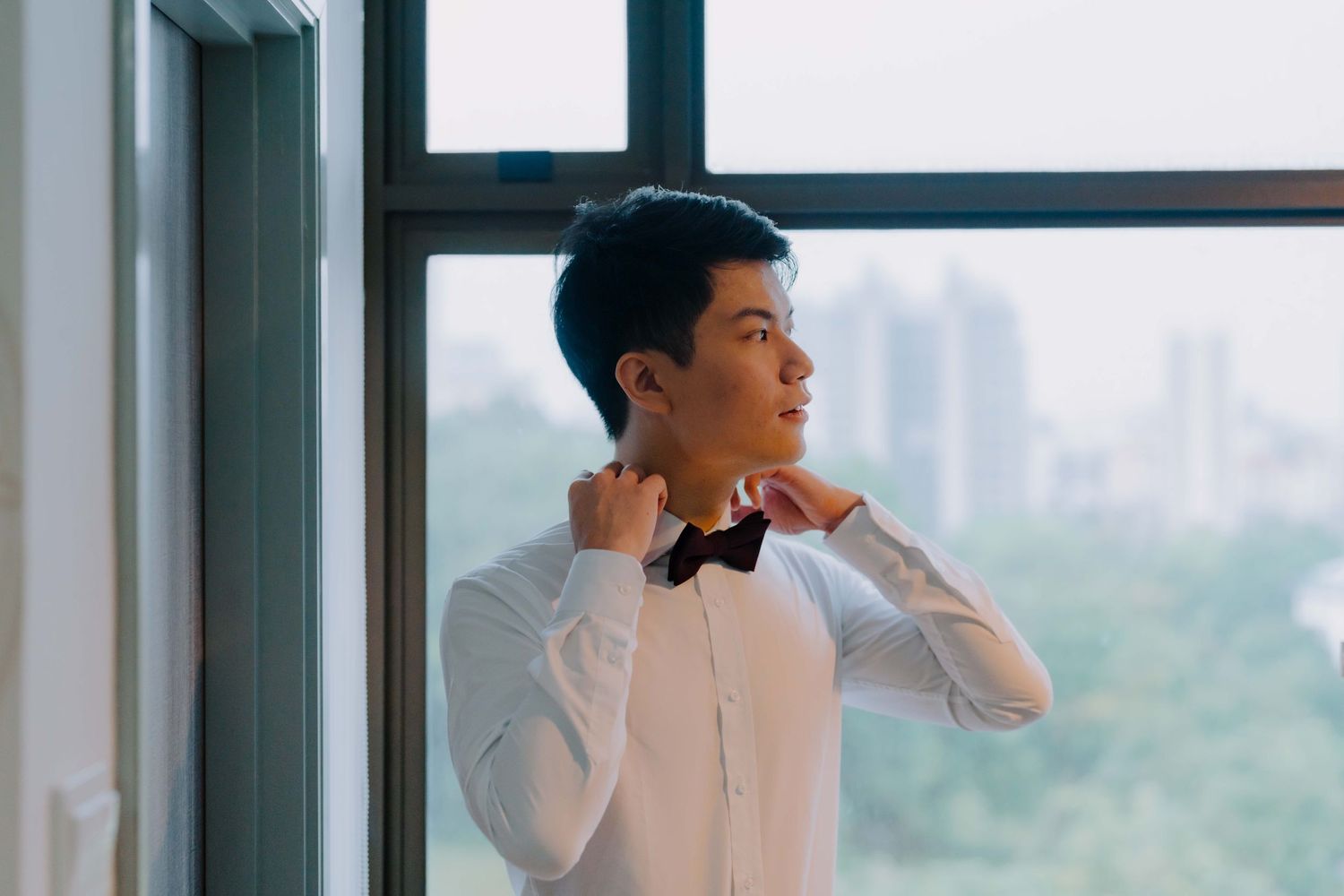 groom getting ready for his wedding day