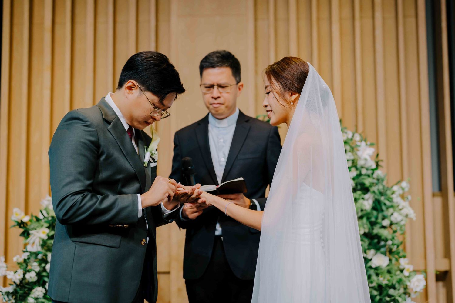 wedding photos at the glasshouse andaz hotel singapore