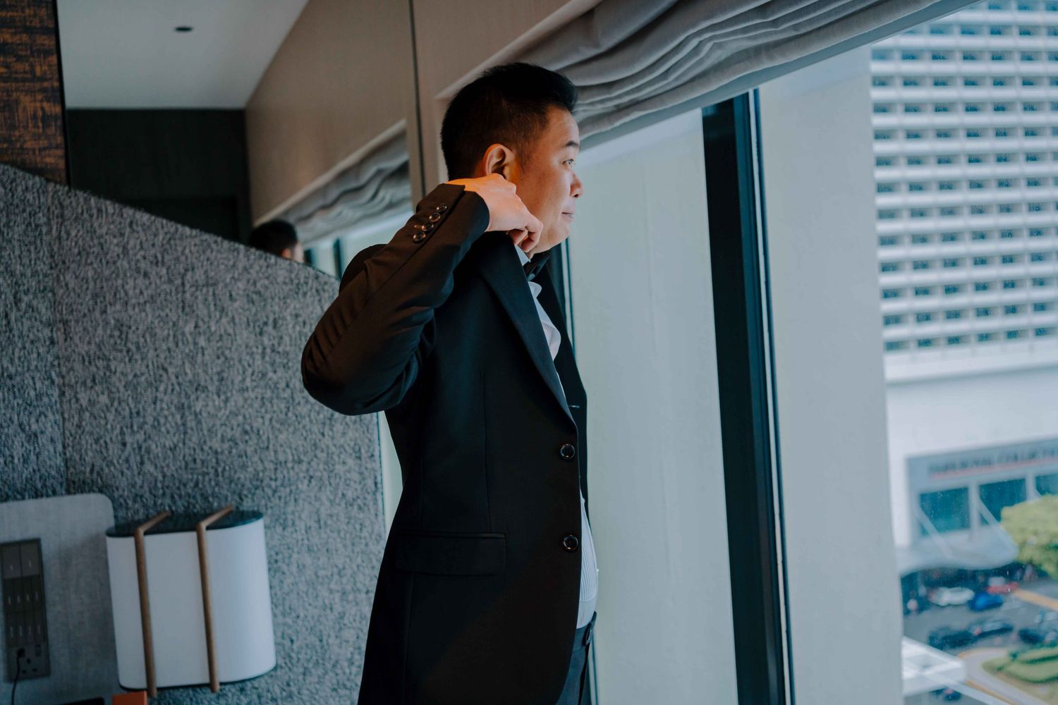 groom getting ready at pan pacific hotel singapore