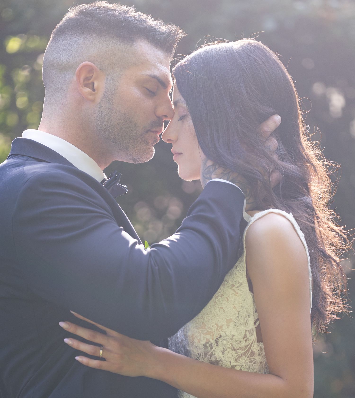 Romantic sunset portraits with soft golden light filtering through trees.