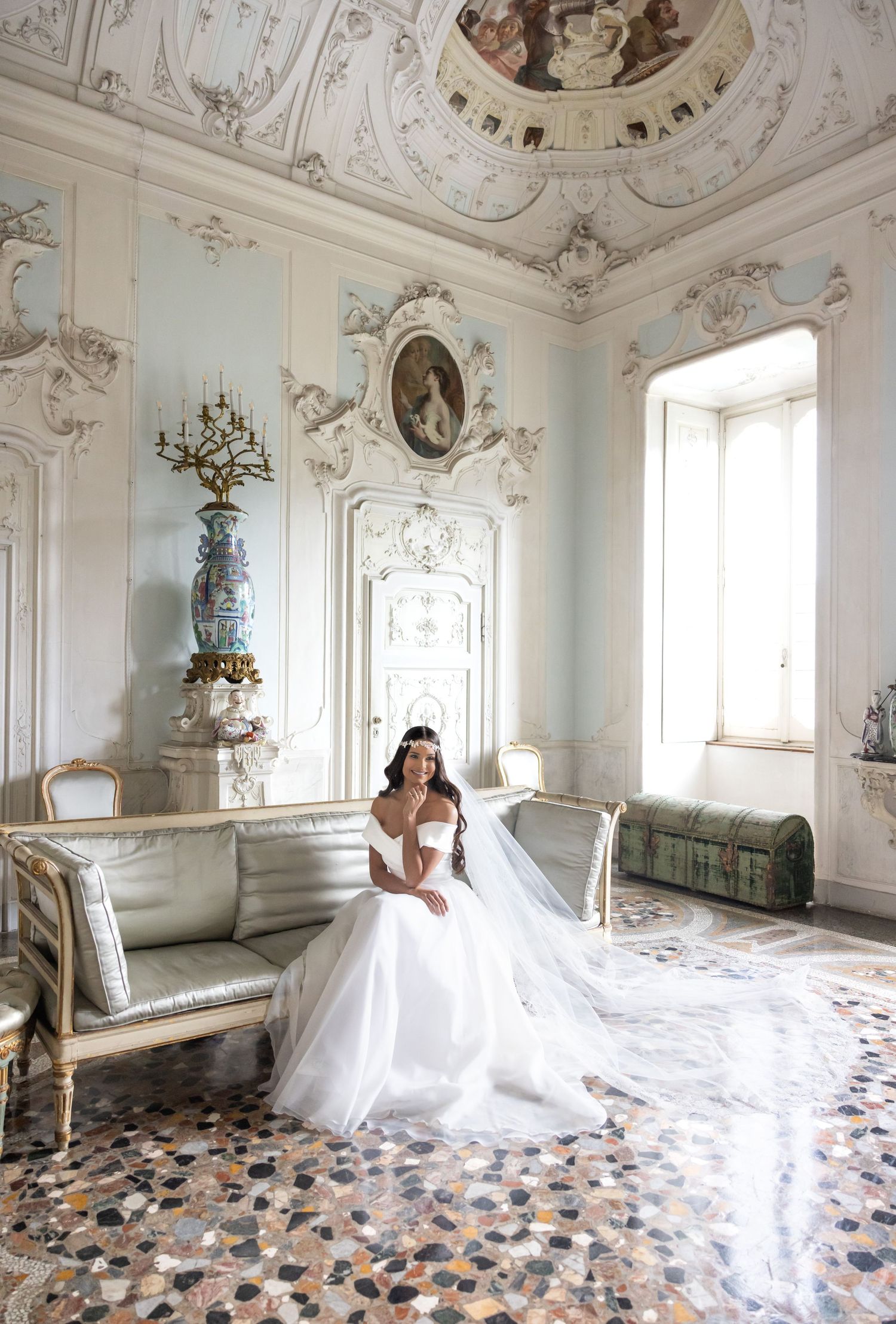 Ornate white room with baroque decorations and vintage furniture.