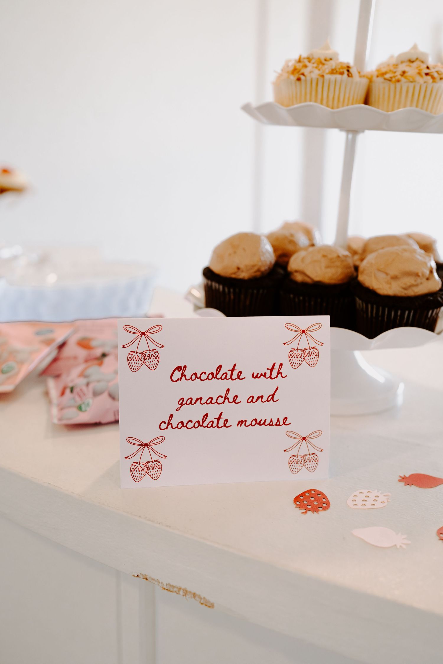 Pink dessert labels with strawberry motifs displaying chocolate mousse and ganache descriptions.