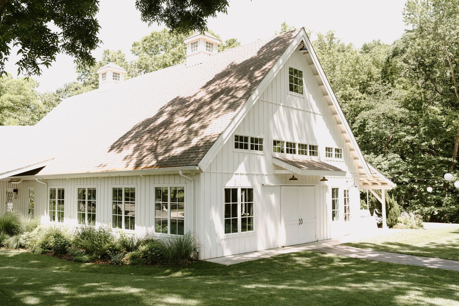Panoramic view of a white wedding venue building with classic architectural details.