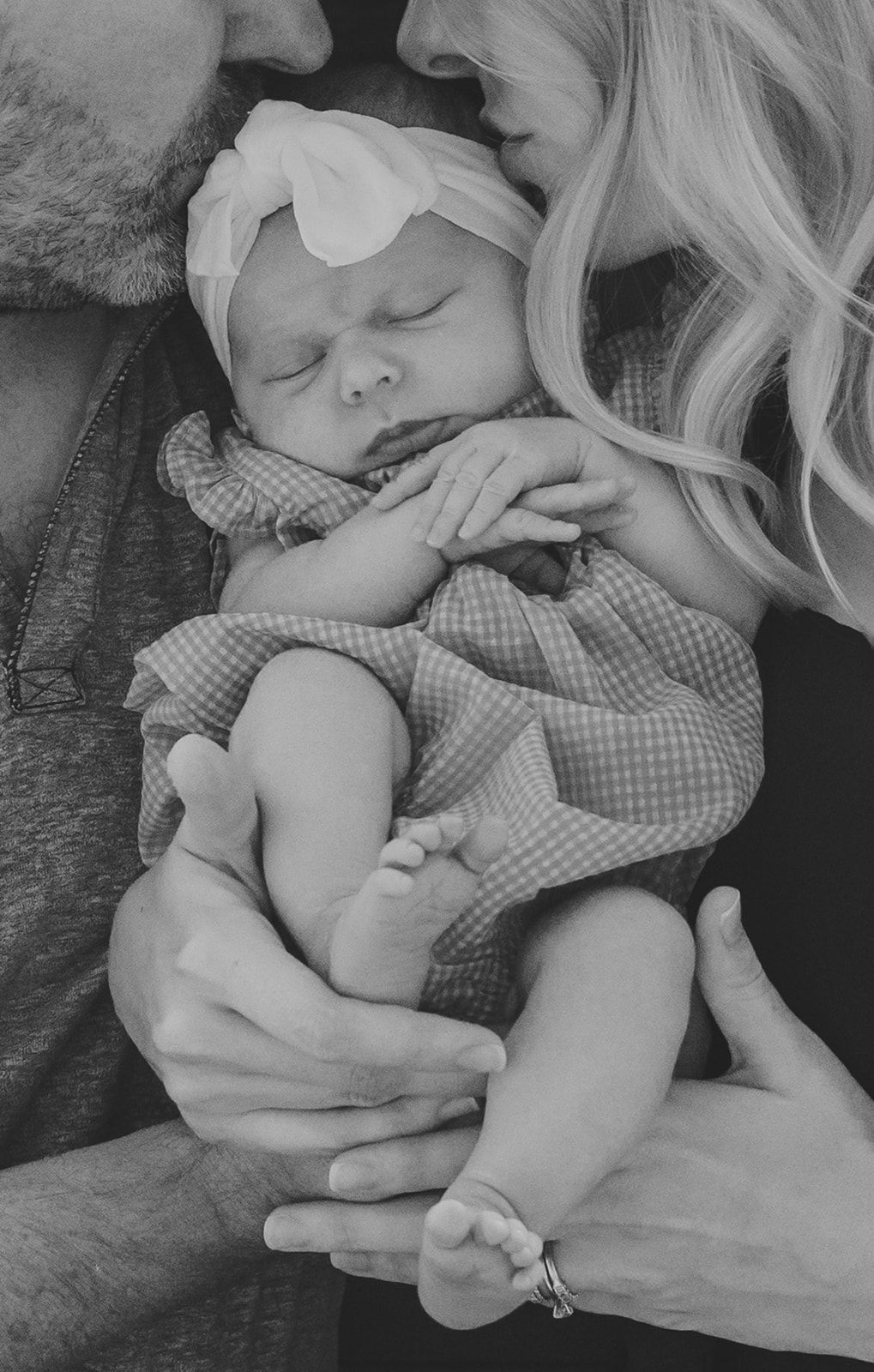 parents cuddling and snuggling newborn baby at fresh 48 session