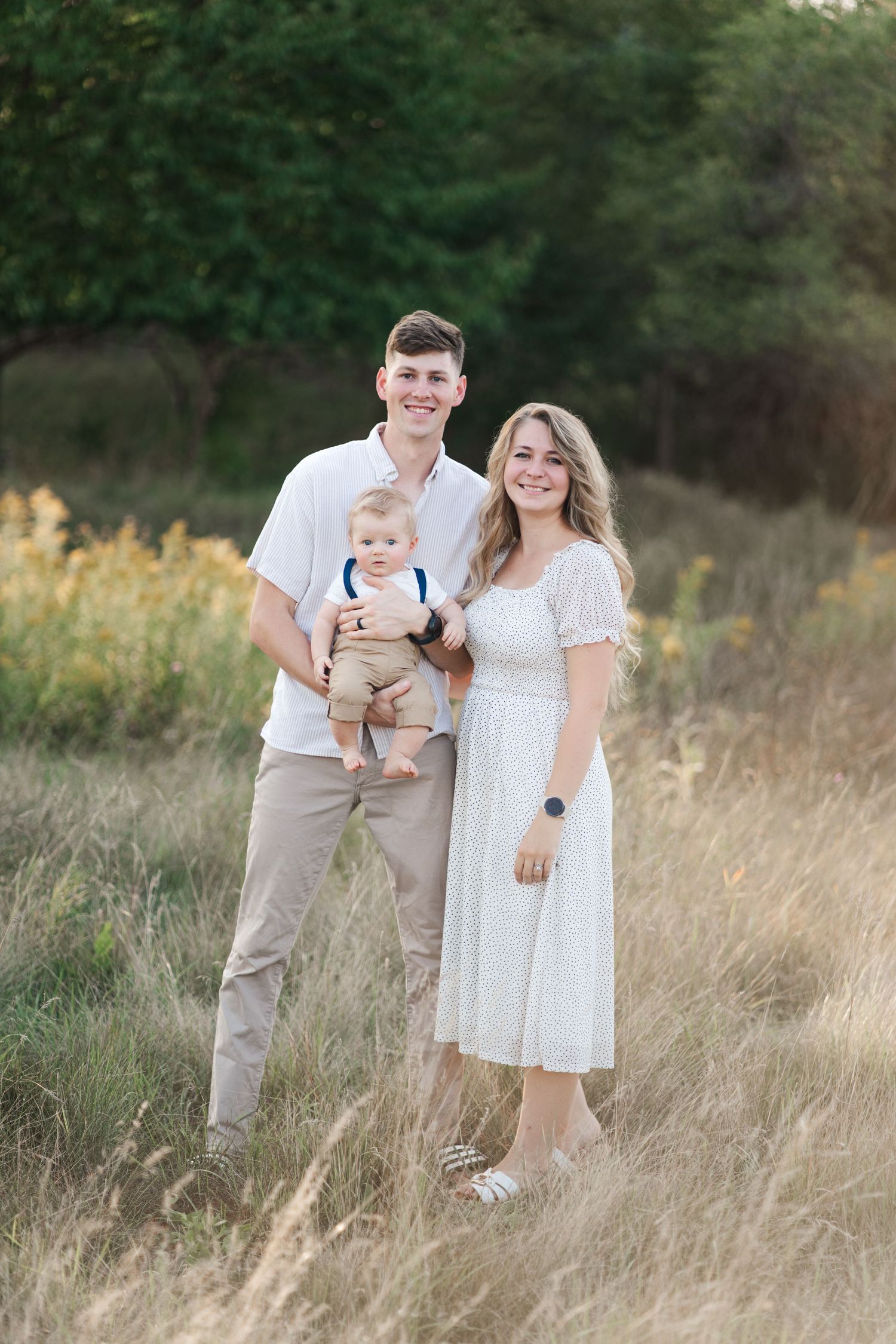 A family portrait session in a golden meadow with tall grass during sunset.
Niagara family photos.
