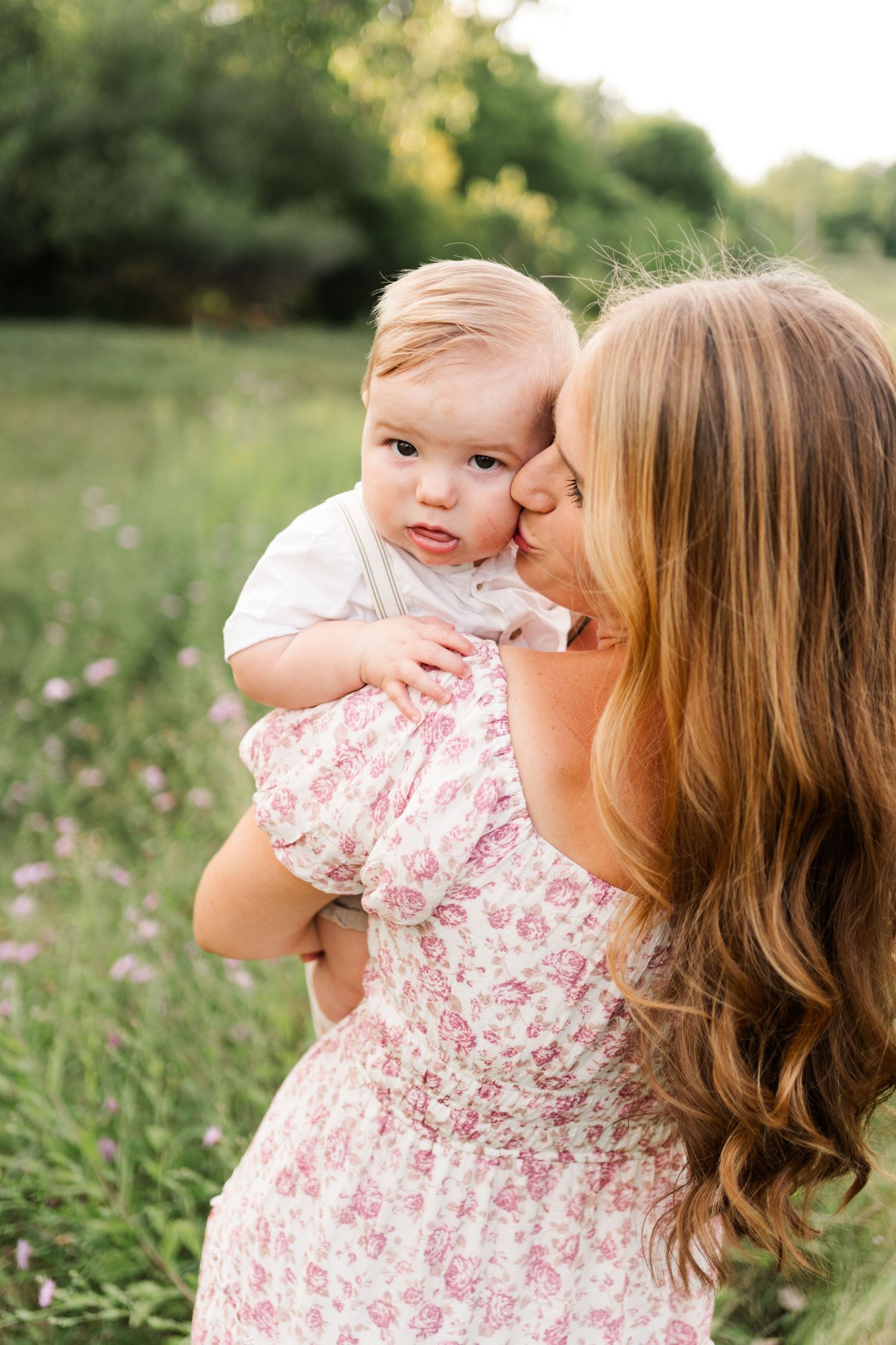 Tender moment between parent and child in a sunlit meadow.
Niagara family photos.
