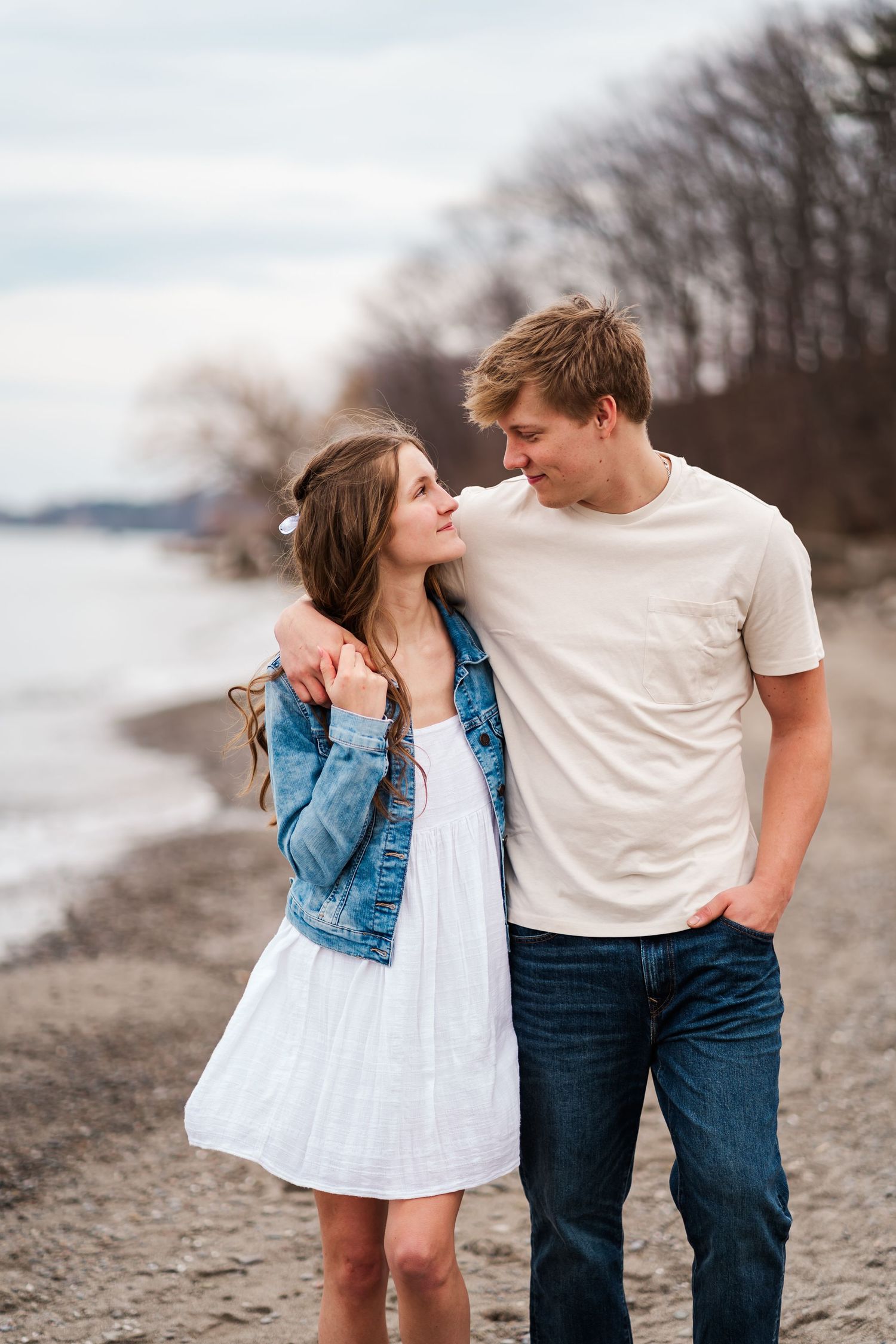 A couple shares an intimate moment on a winter beach.
Niagara engagement photos.