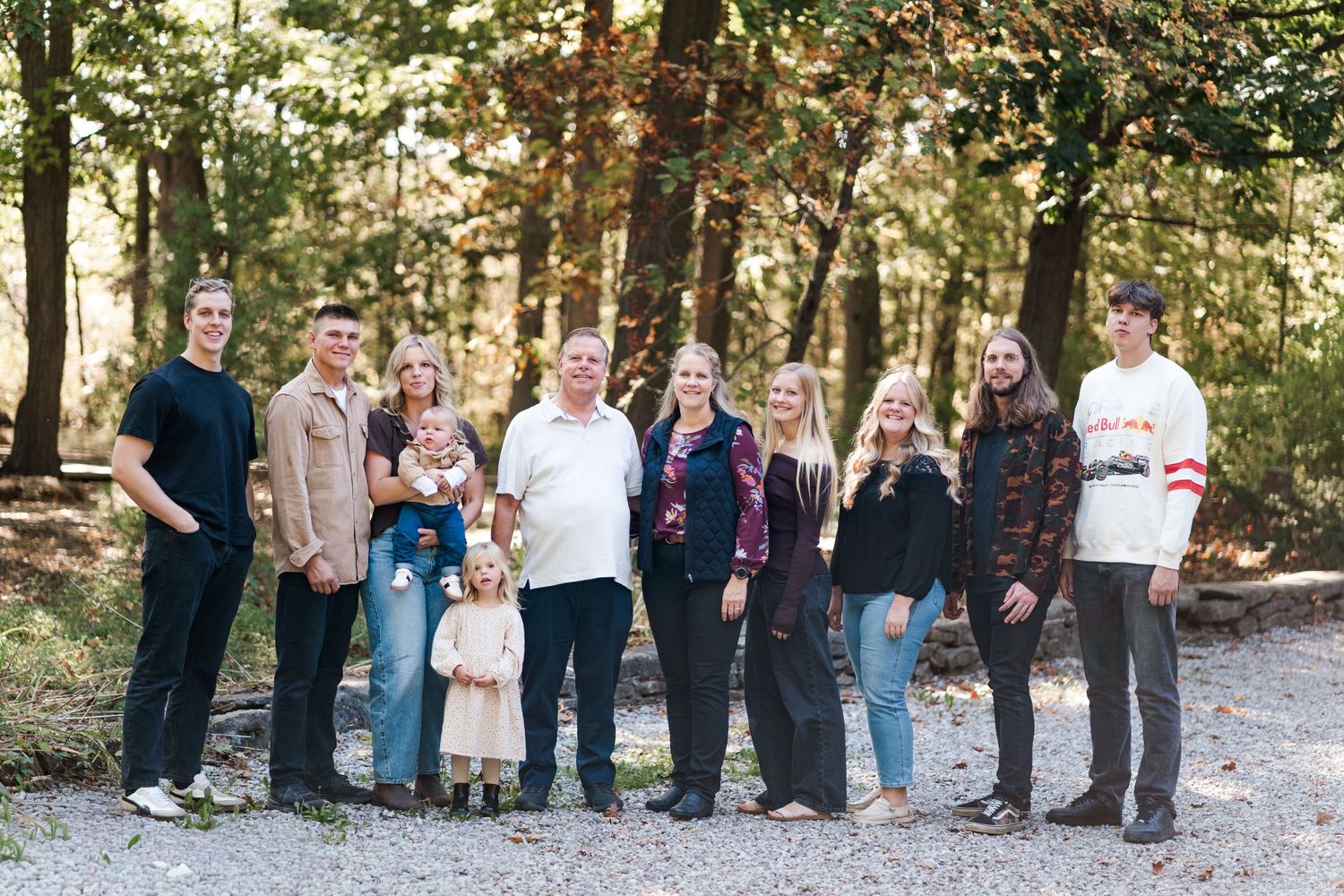 Large extended family gathering for outdoor photo session in wooded area.
Niagara family photos.