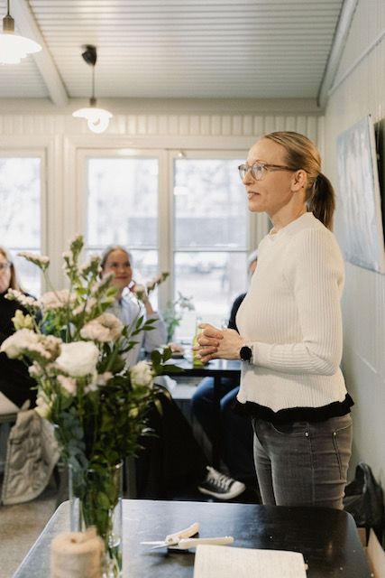 Kukkasuunnittelija Mirja tässä hei, haluatko oppia tekemään oman kukkakimpun? Täältä sivulta saat tilattua itsellesi oppaan.